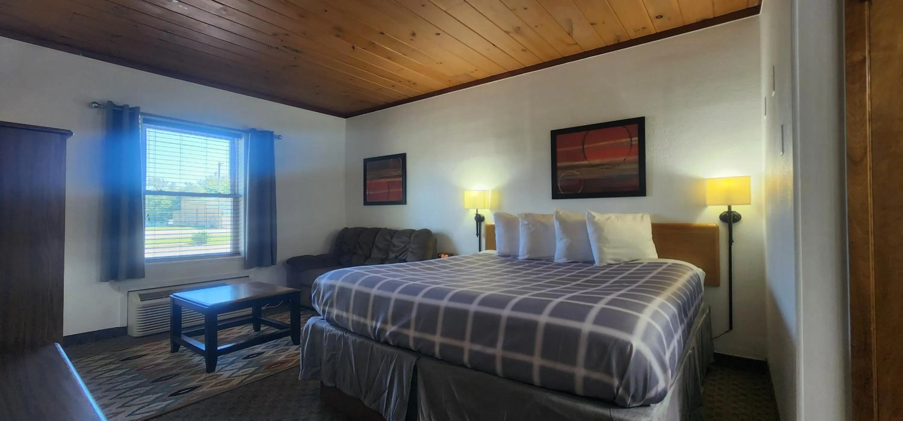 Bed in Lantern Motel