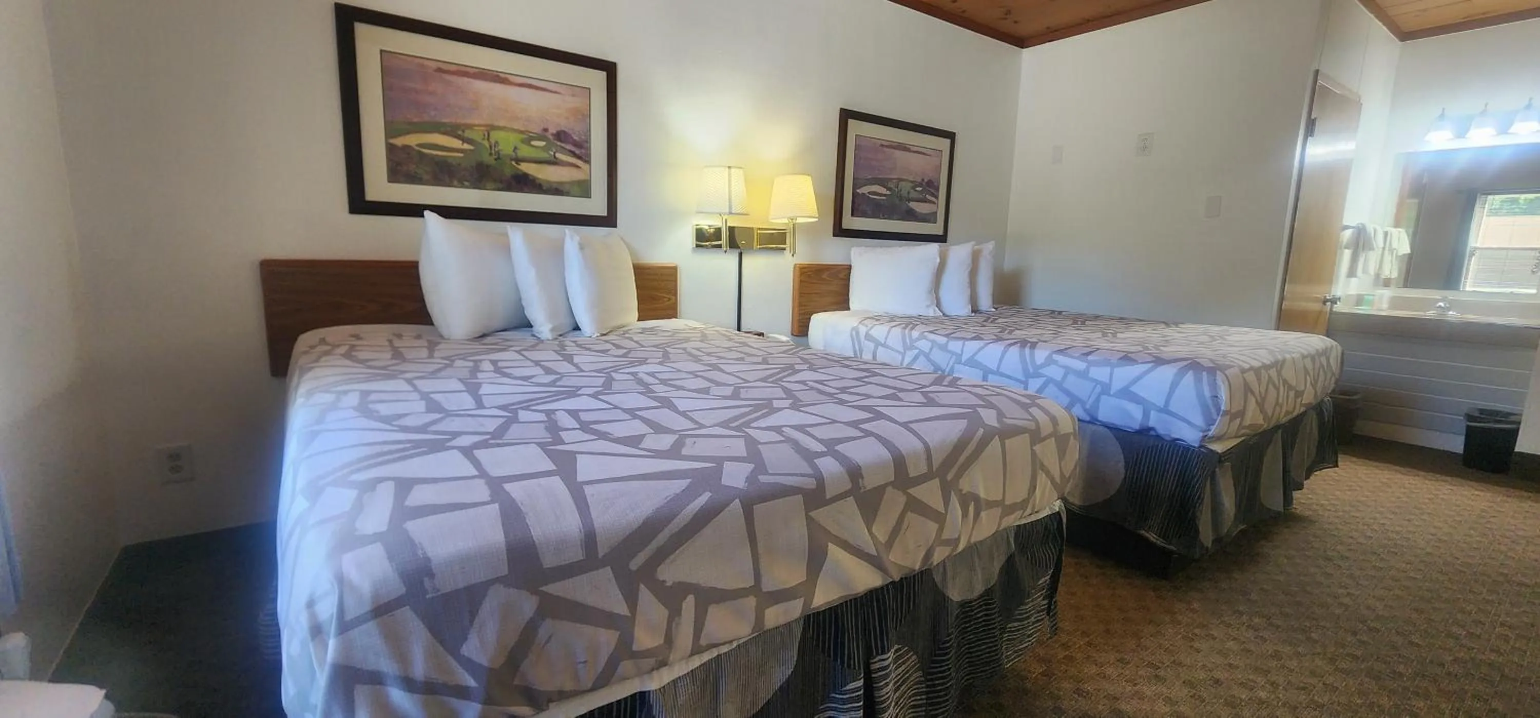 Bed in Lantern Motel