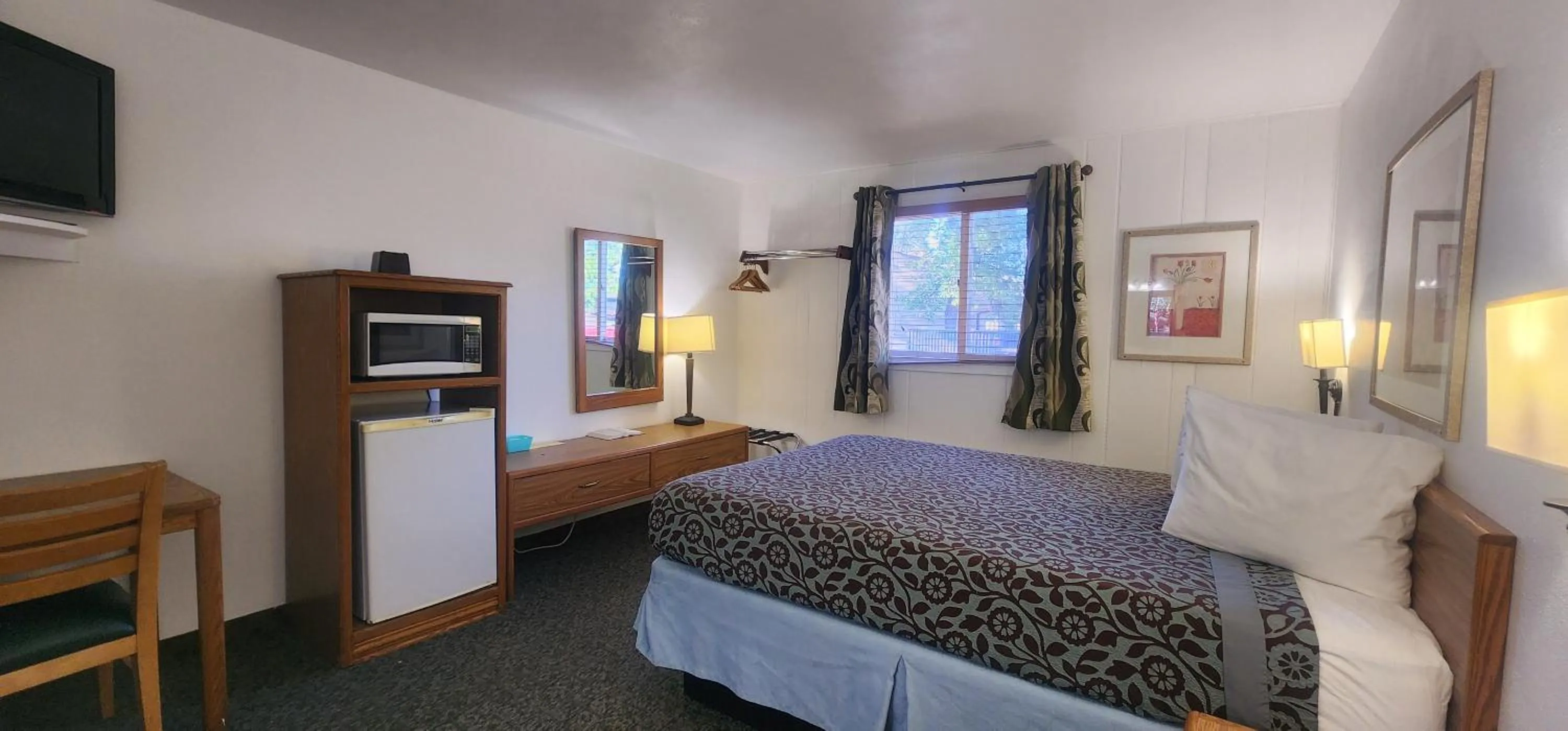 Bed in Lantern Motel