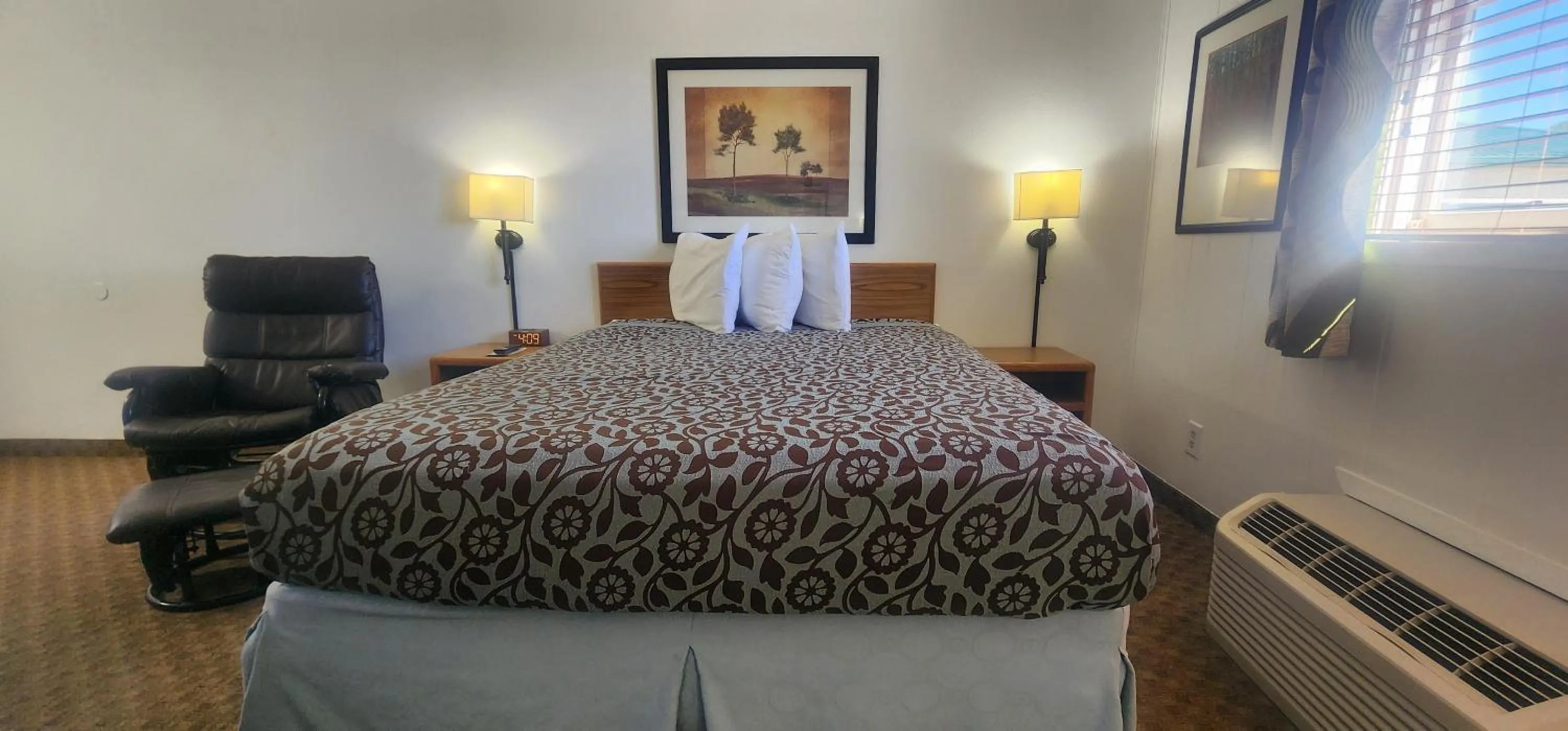 Bed in Lantern Motel