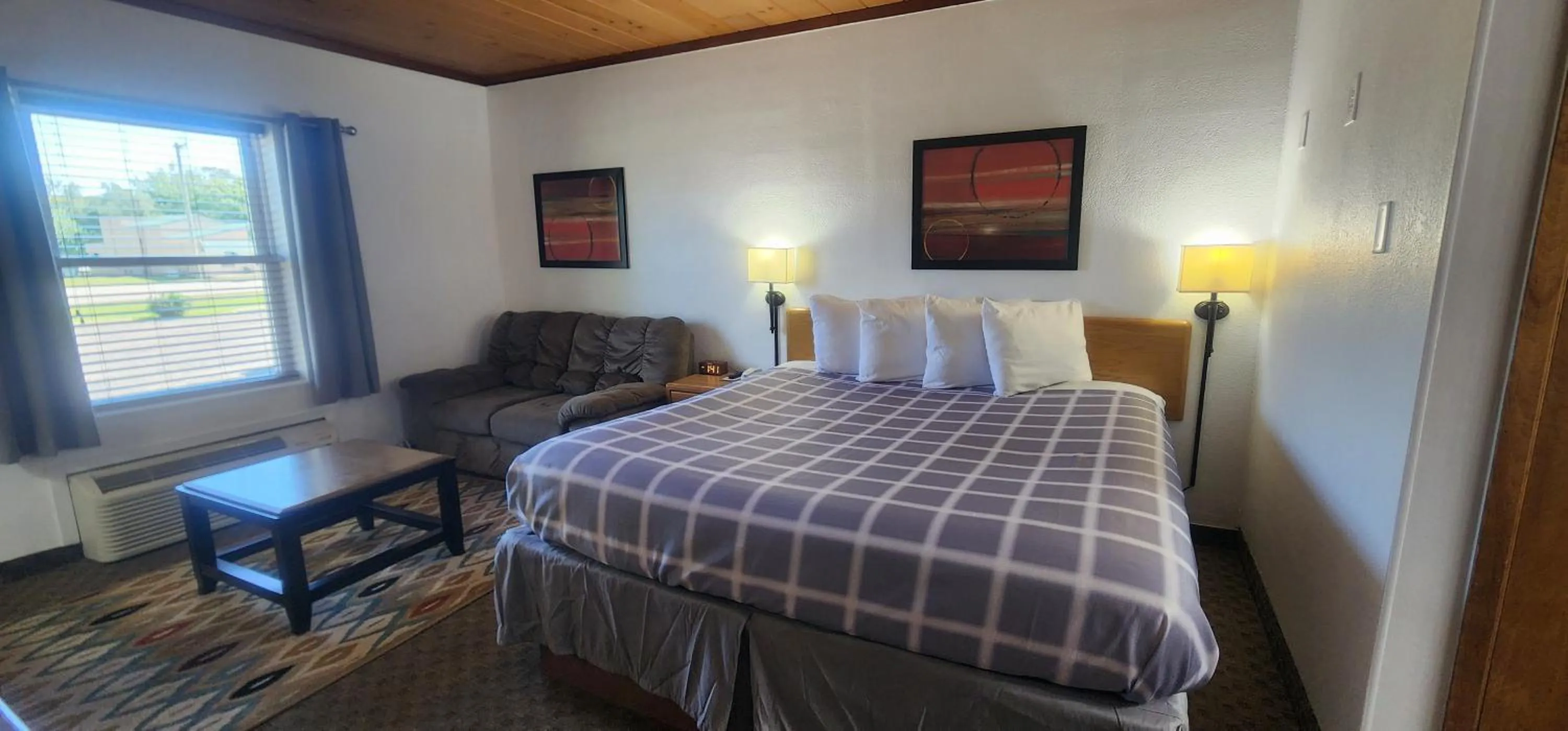 Bed in Lantern Motel