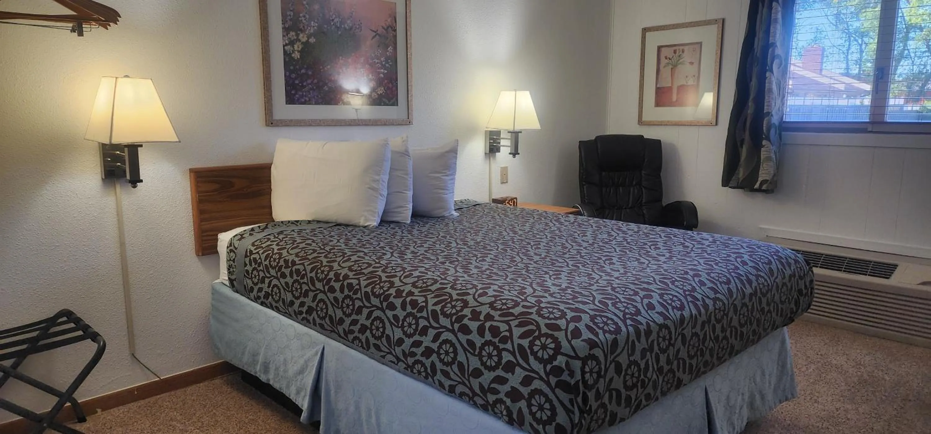 Bed in Lantern Motel