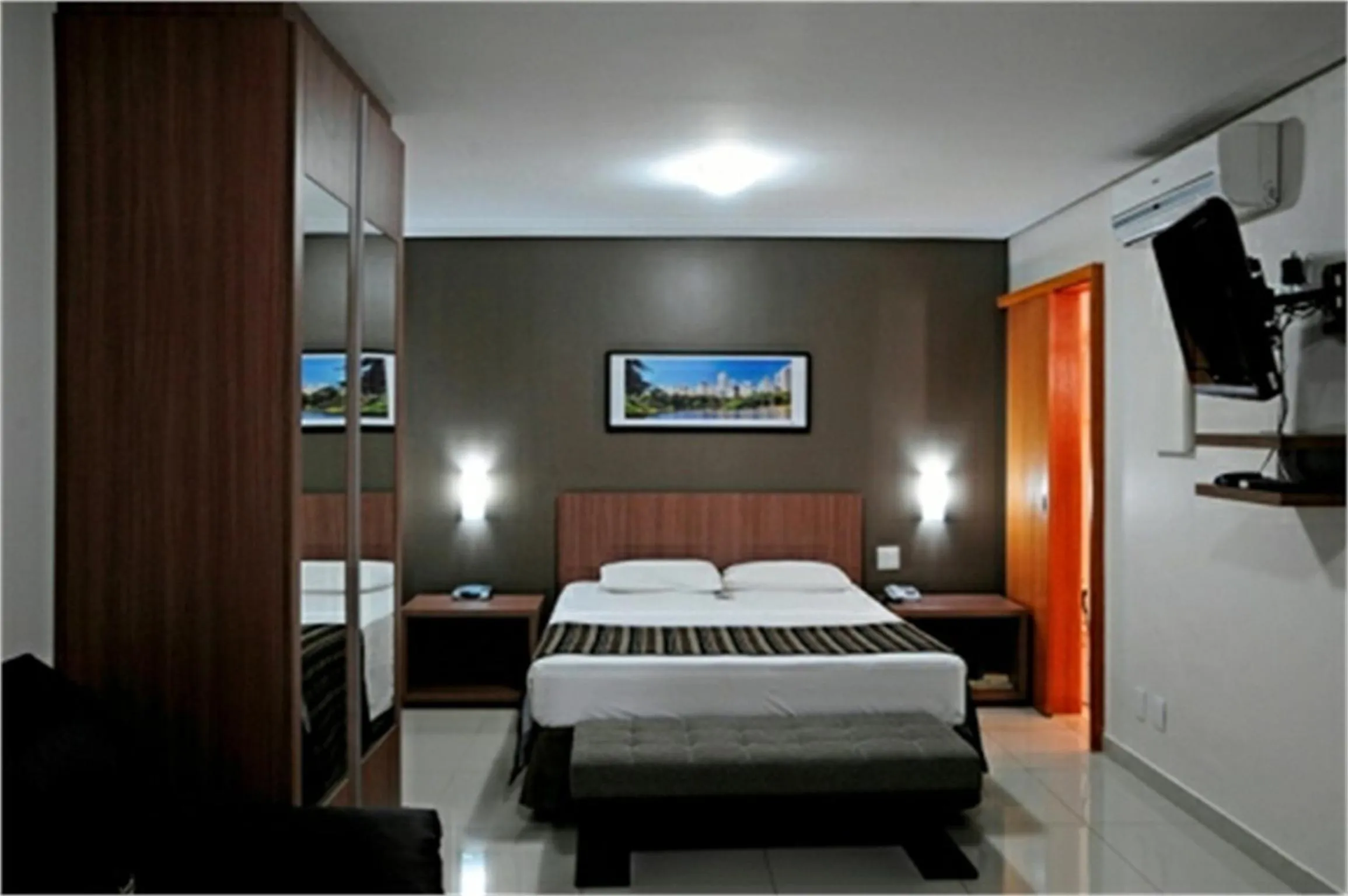 Photo of the whole room in Bristol Evidence Hotel