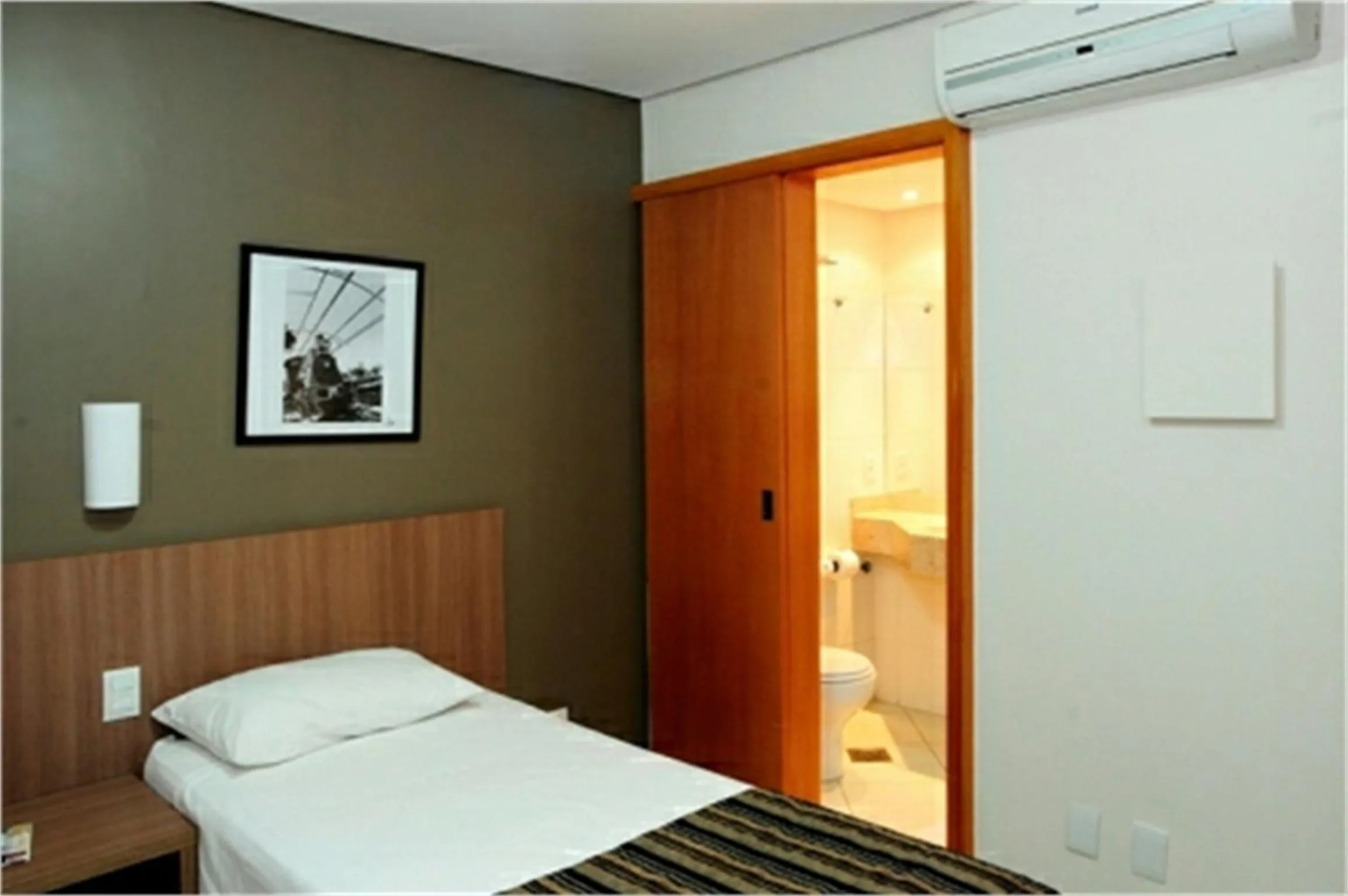 Photo of the whole room in Bristol Evidence Hotel