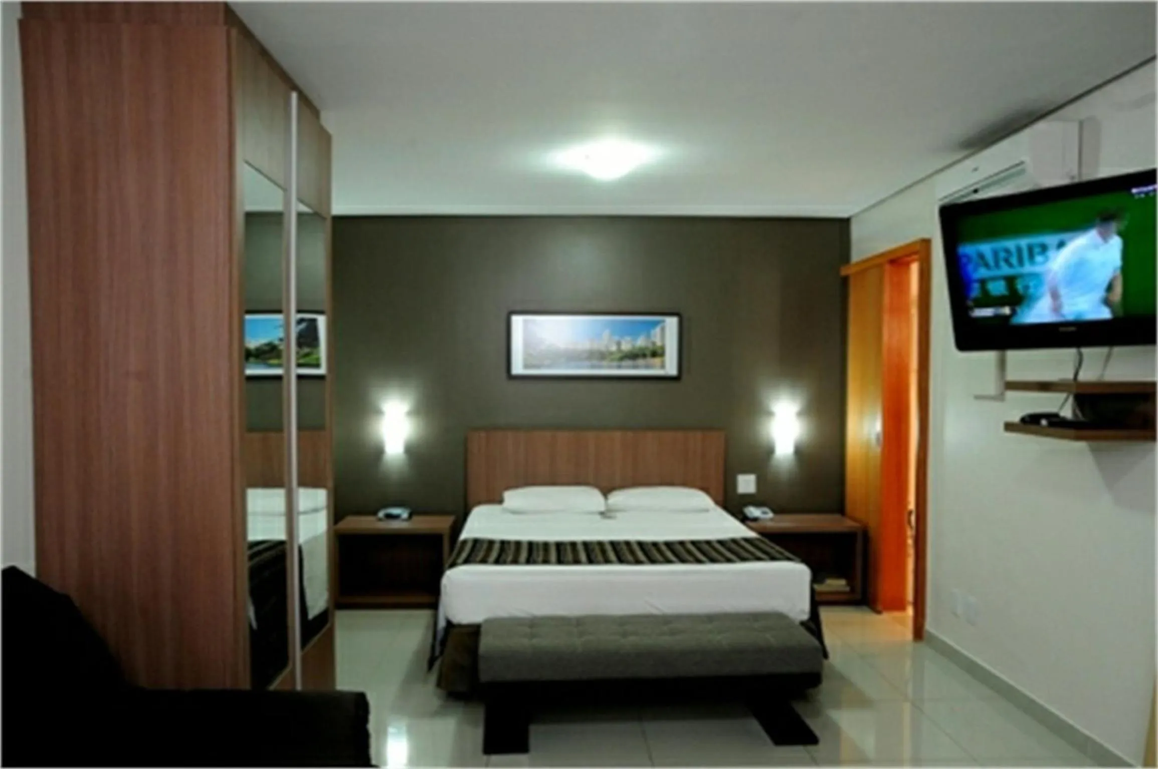 Photo of the whole room in Bristol Evidence Hotel