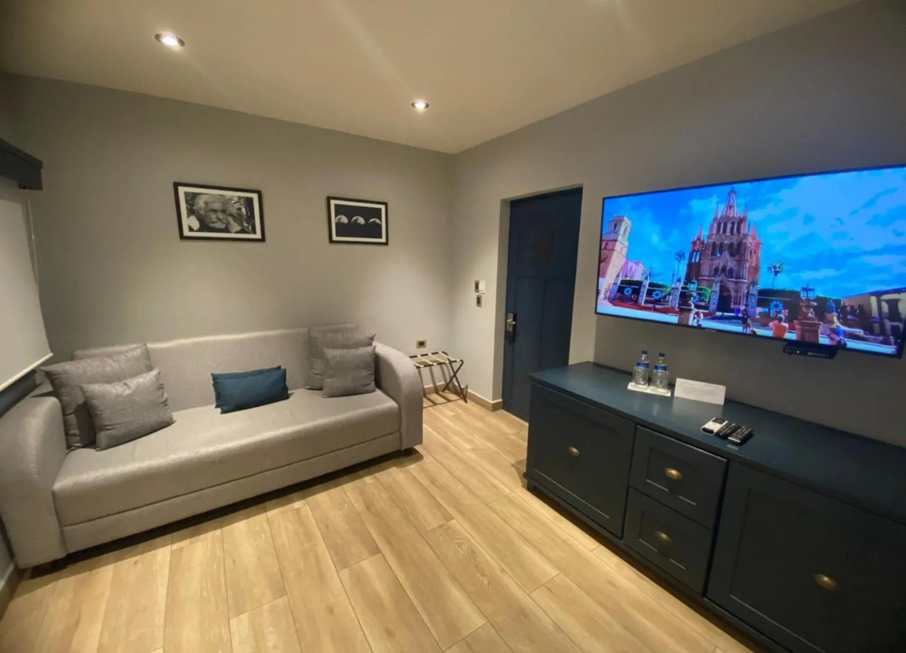 Communal lounge/ TV room in Hotel Verbena