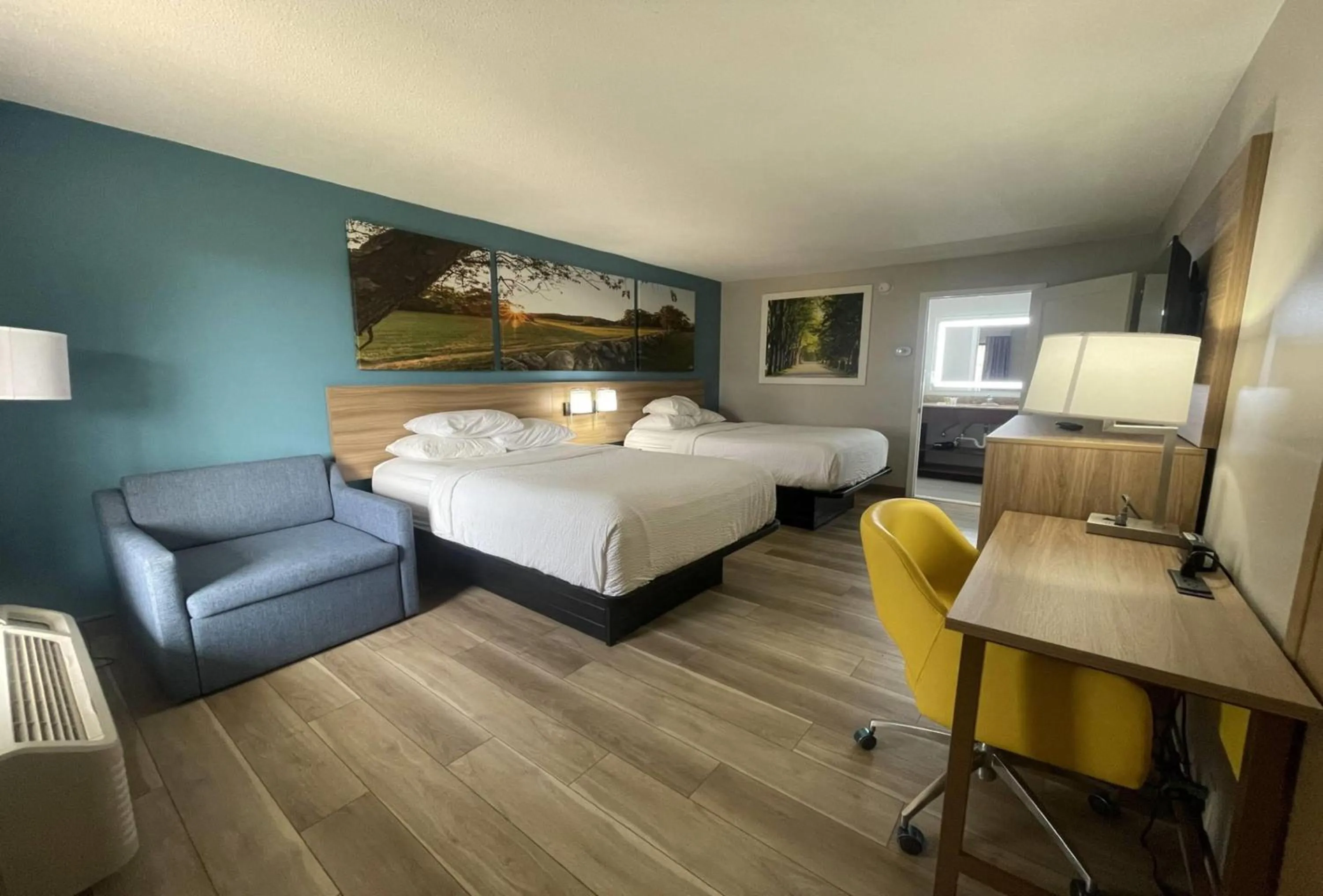 Photo of the whole room, Bed in Days Inn & Suites by Wyndham York