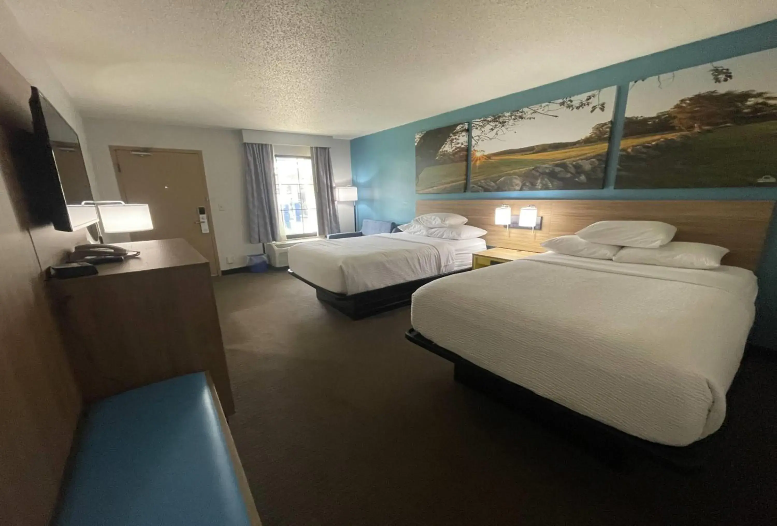 Double Room with Two Double Beds - Smoking in Days Inn & Suites by Wyndham York Double Room with Two Double Beds - Smoking in Days Inn & Suites by Wyndham York