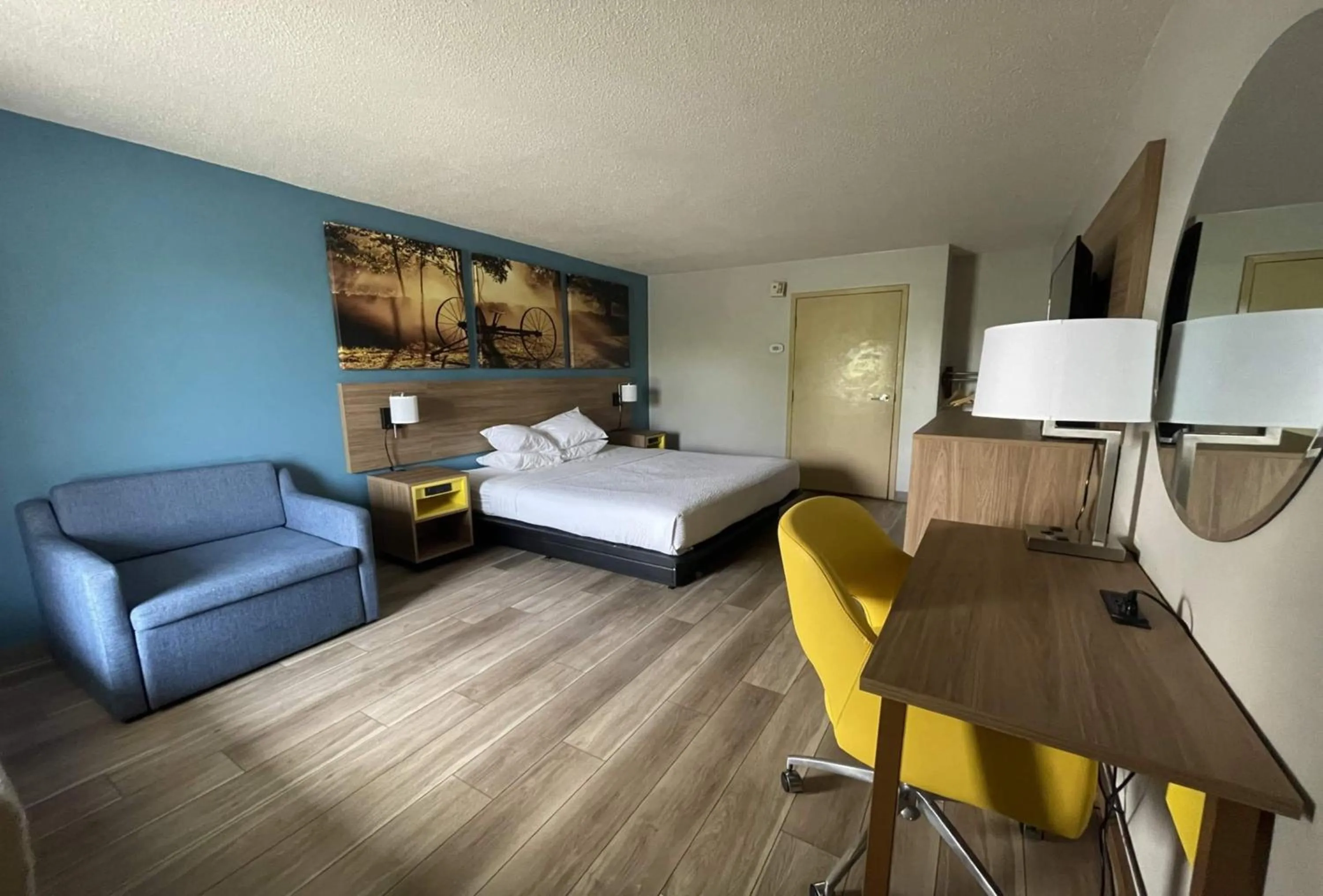 Photo of the whole room, Bed in Days Inn & Suites by Wyndham York