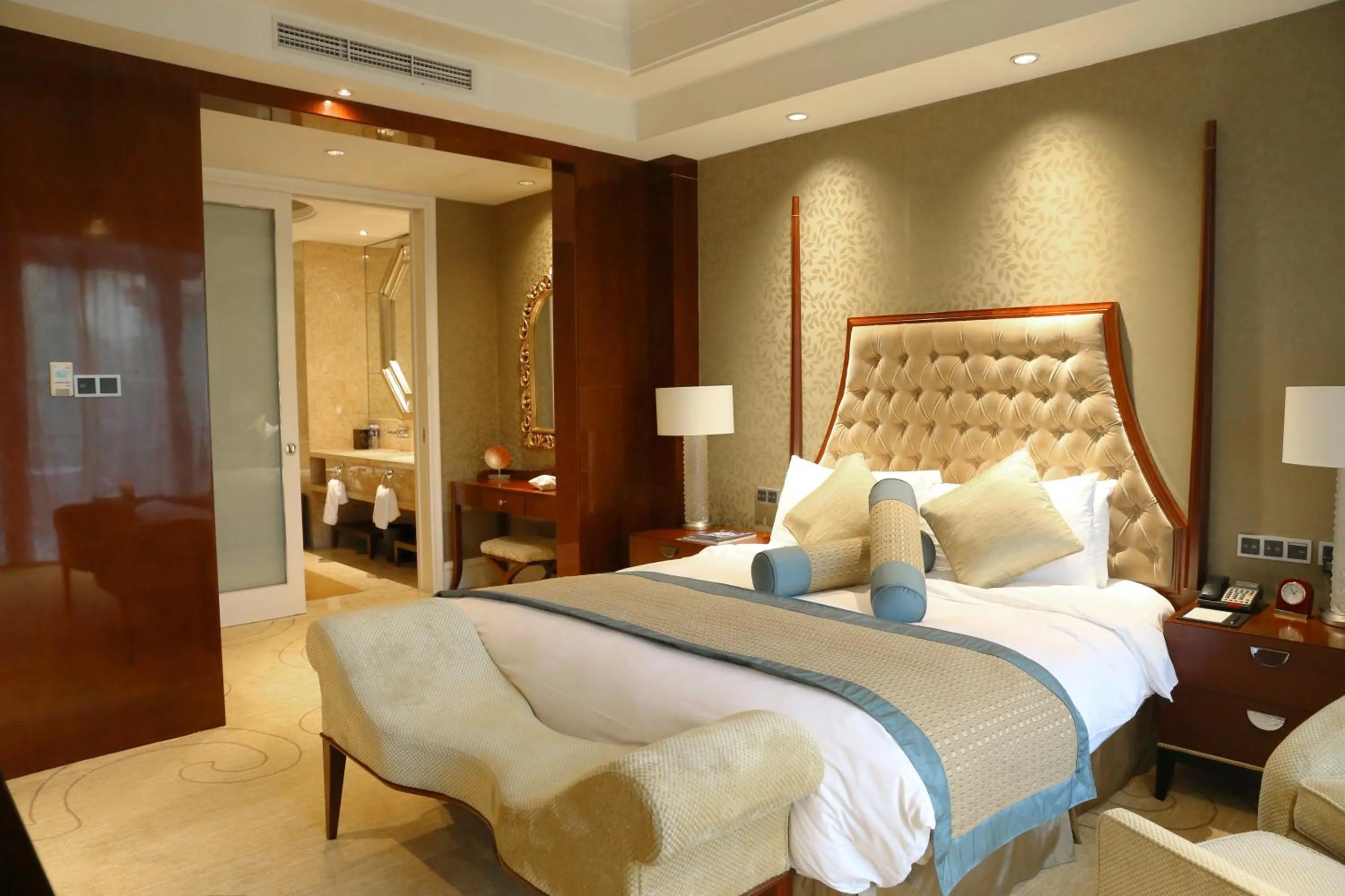 Bed in Hotel Shanghai Sheshan Oriental - Handwritten Collection