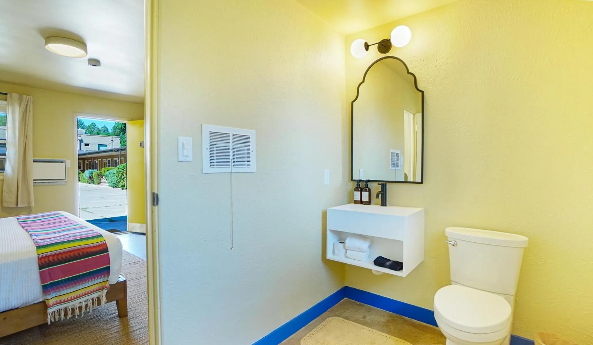 Bed in The Siesta Motel