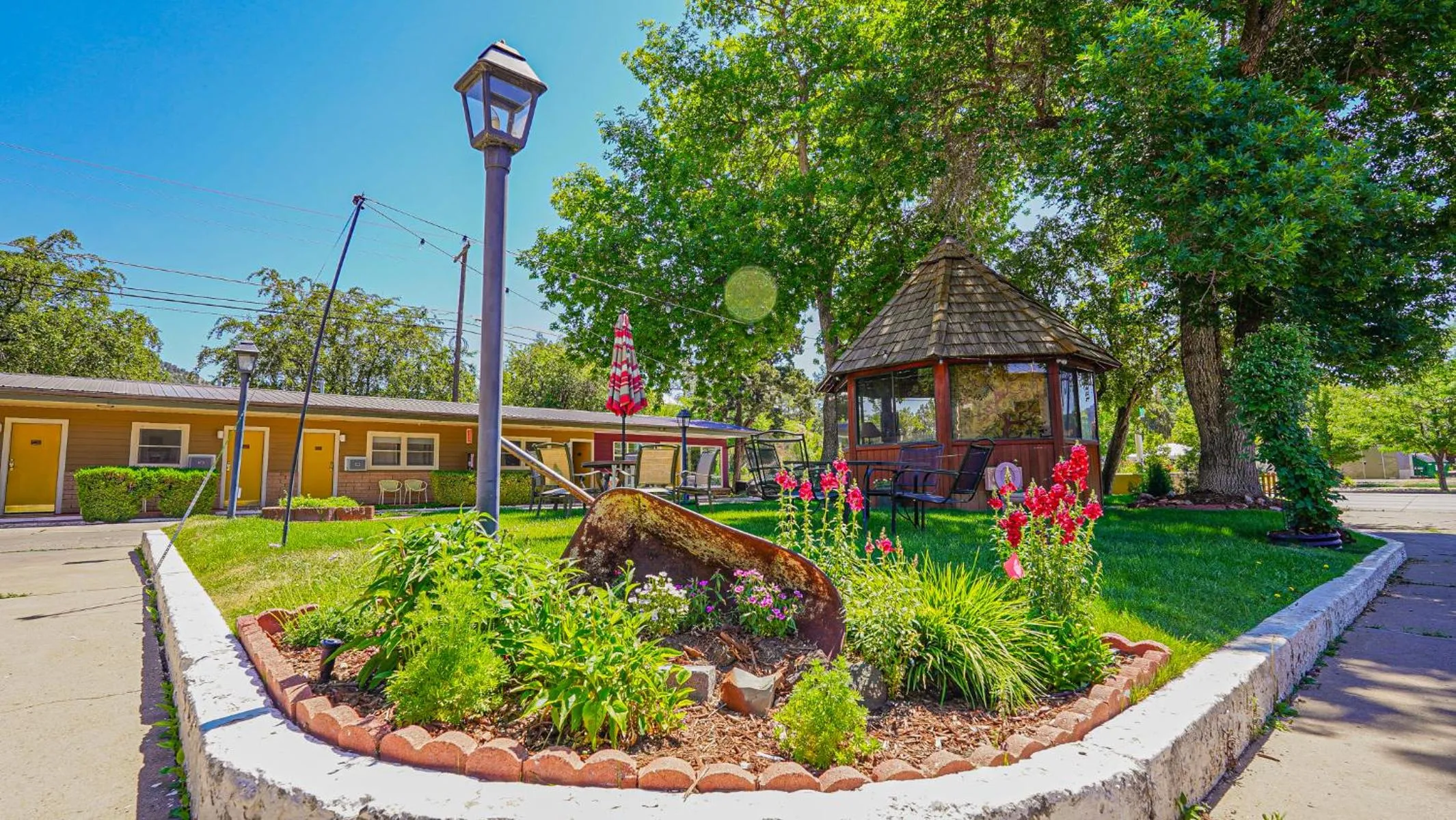 Garden view in The Siesta Motel