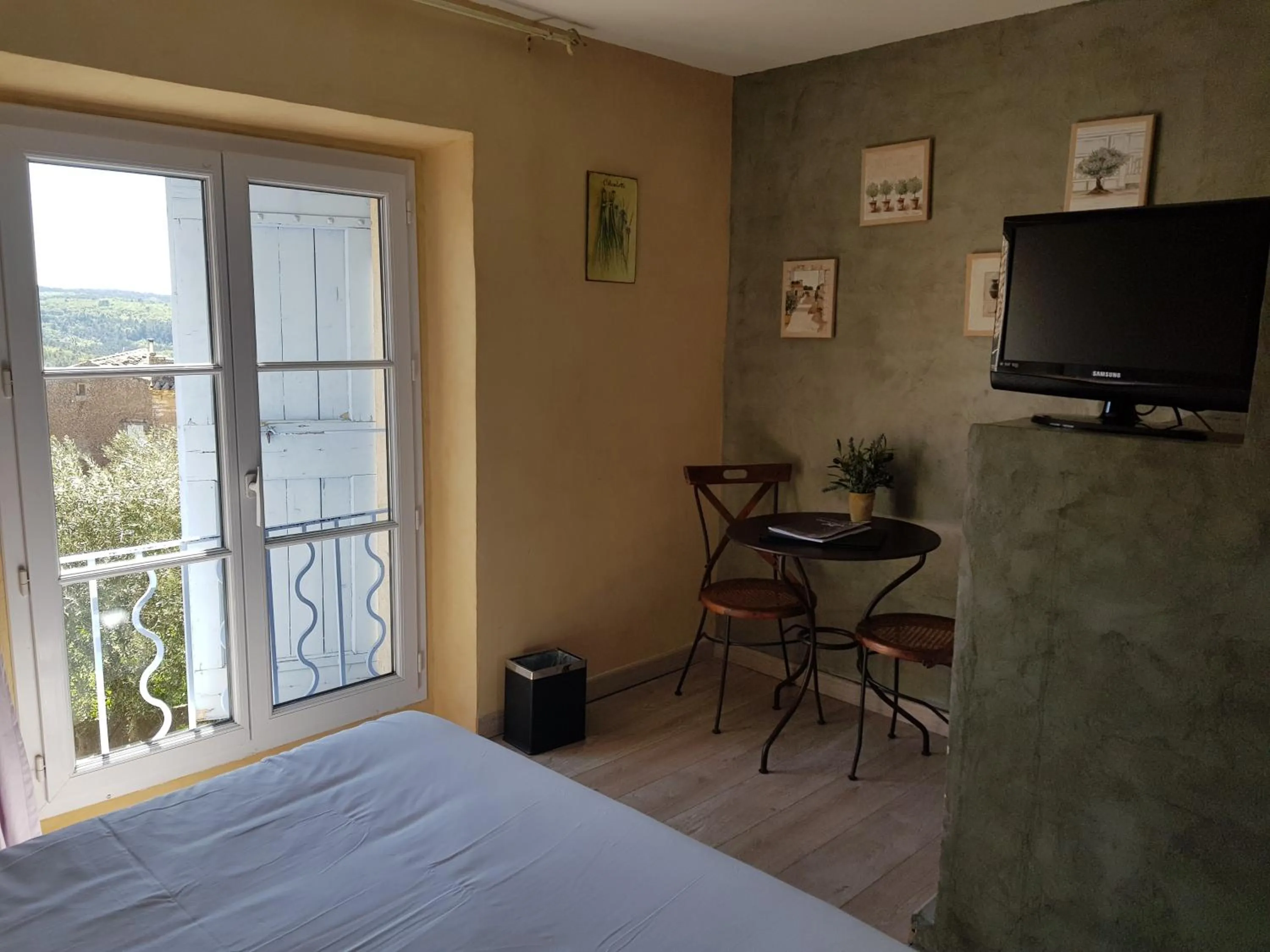 View (from property/room), Bed in Le Crillon