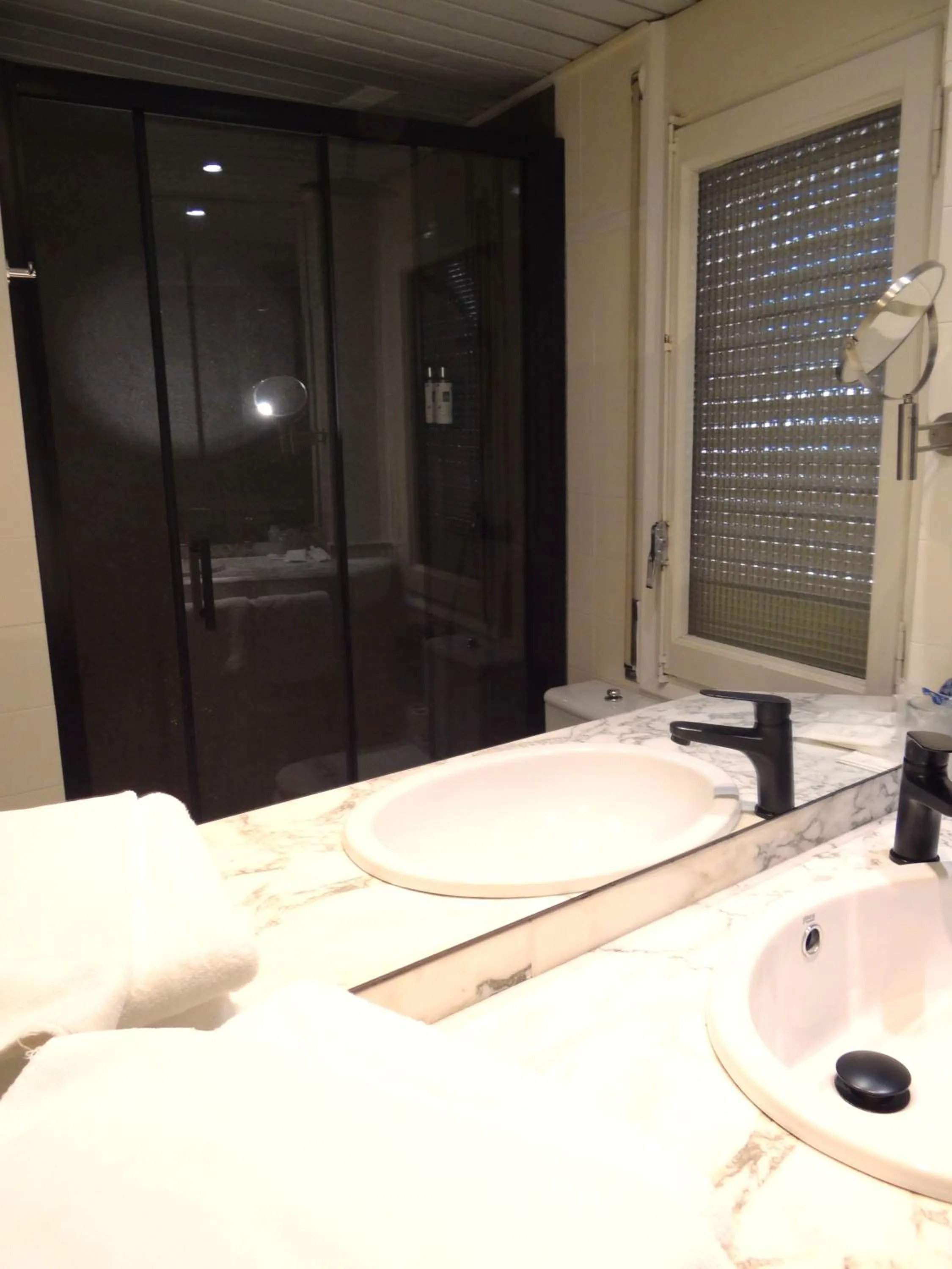 Shower, Bed in Hotel Sol-Park