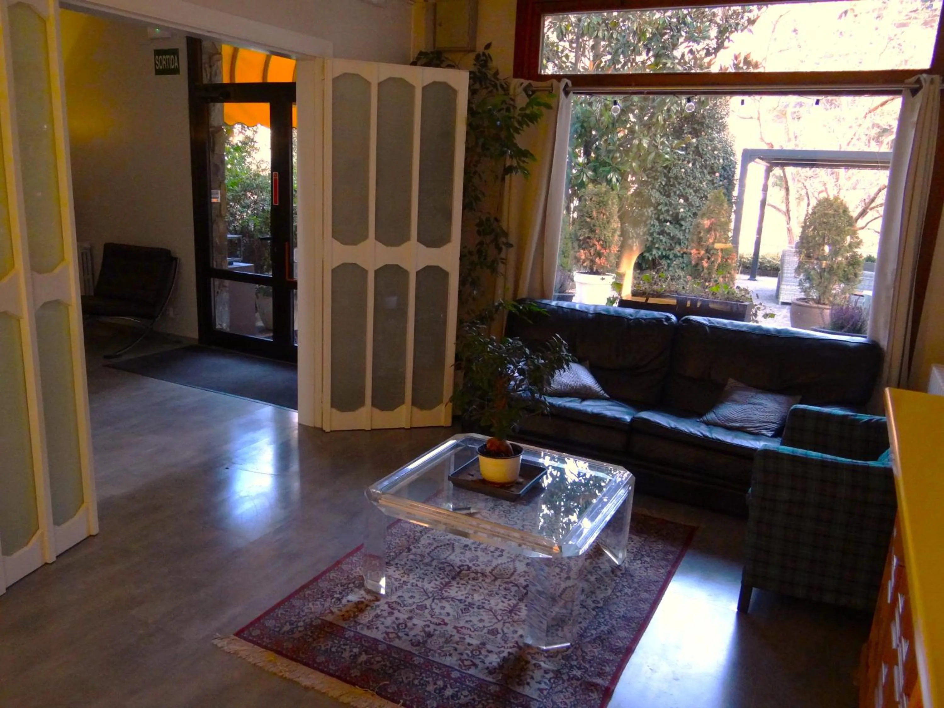 Communal lounge/ TV room in Hotel Sol-Park