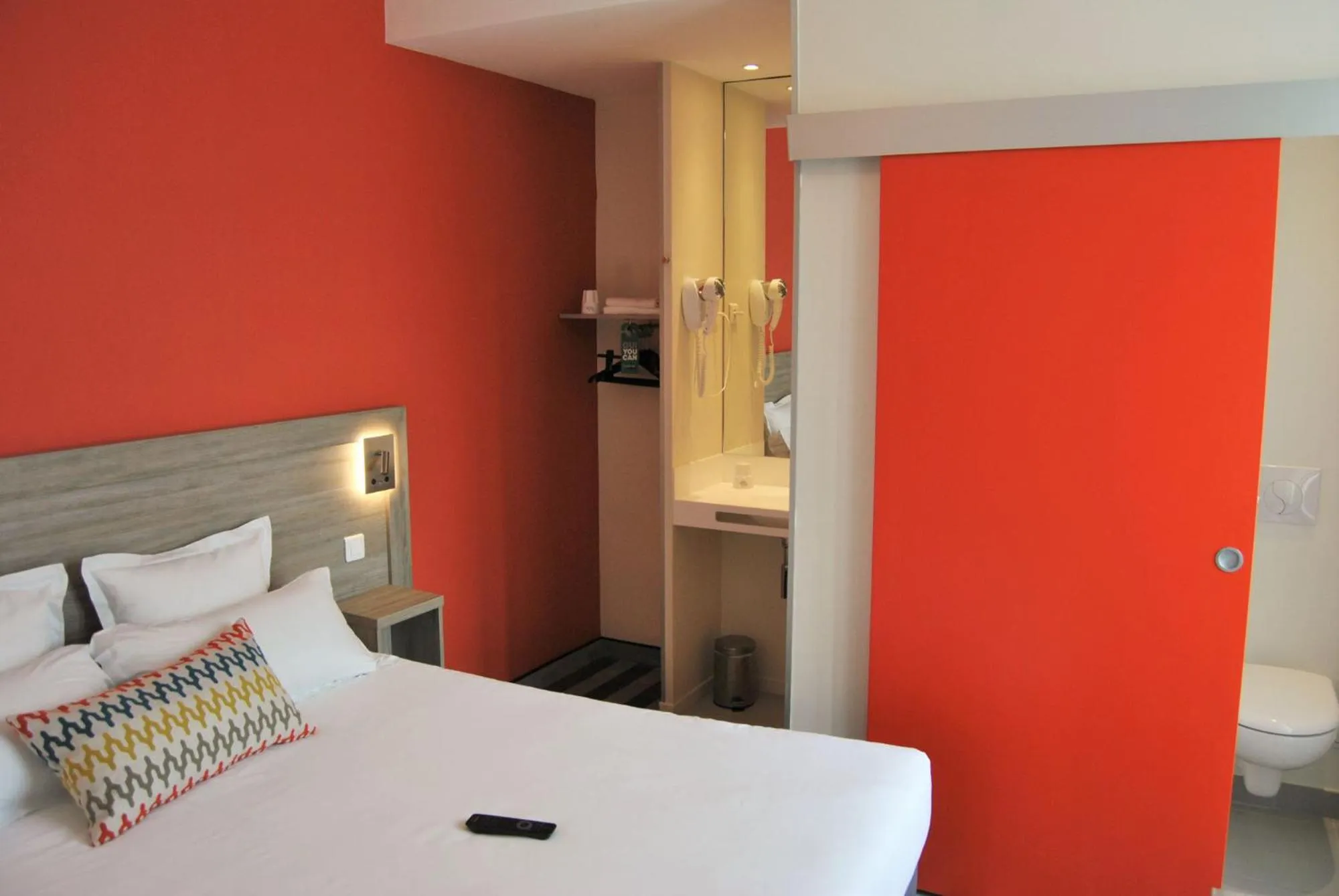 Bathroom, Bed in Logis Hôtel de l'Europe