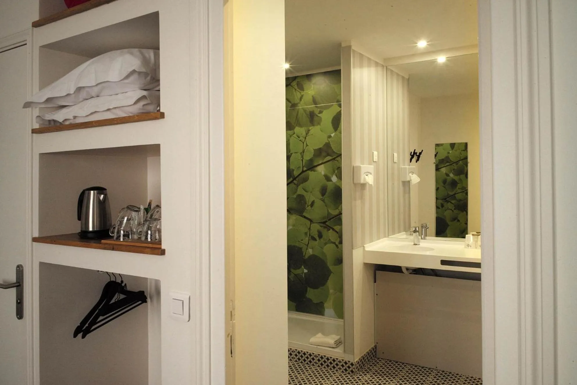 Bathroom in Logis Hôtel de l'Europe