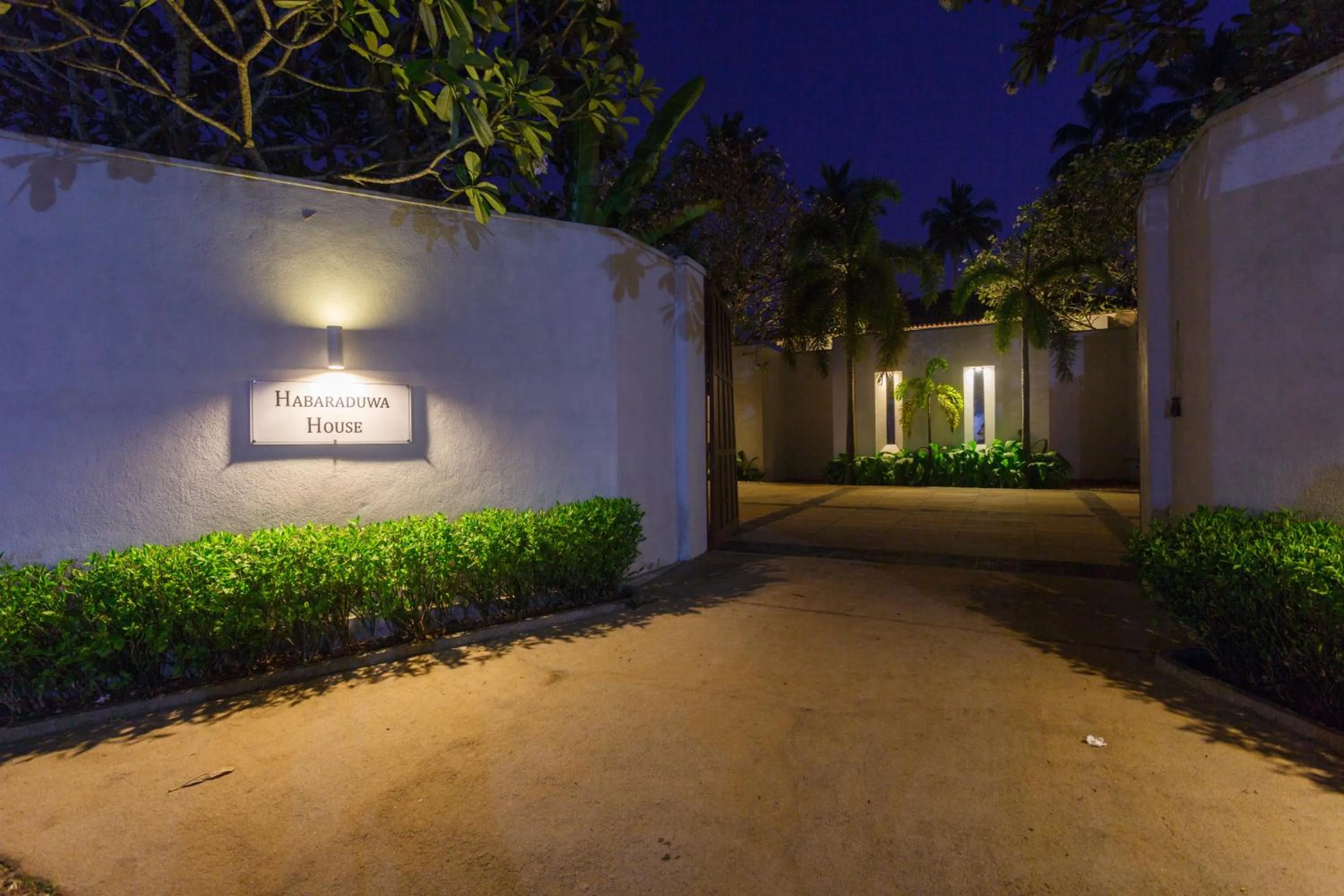 Facade/entrance in Habaraduwa House