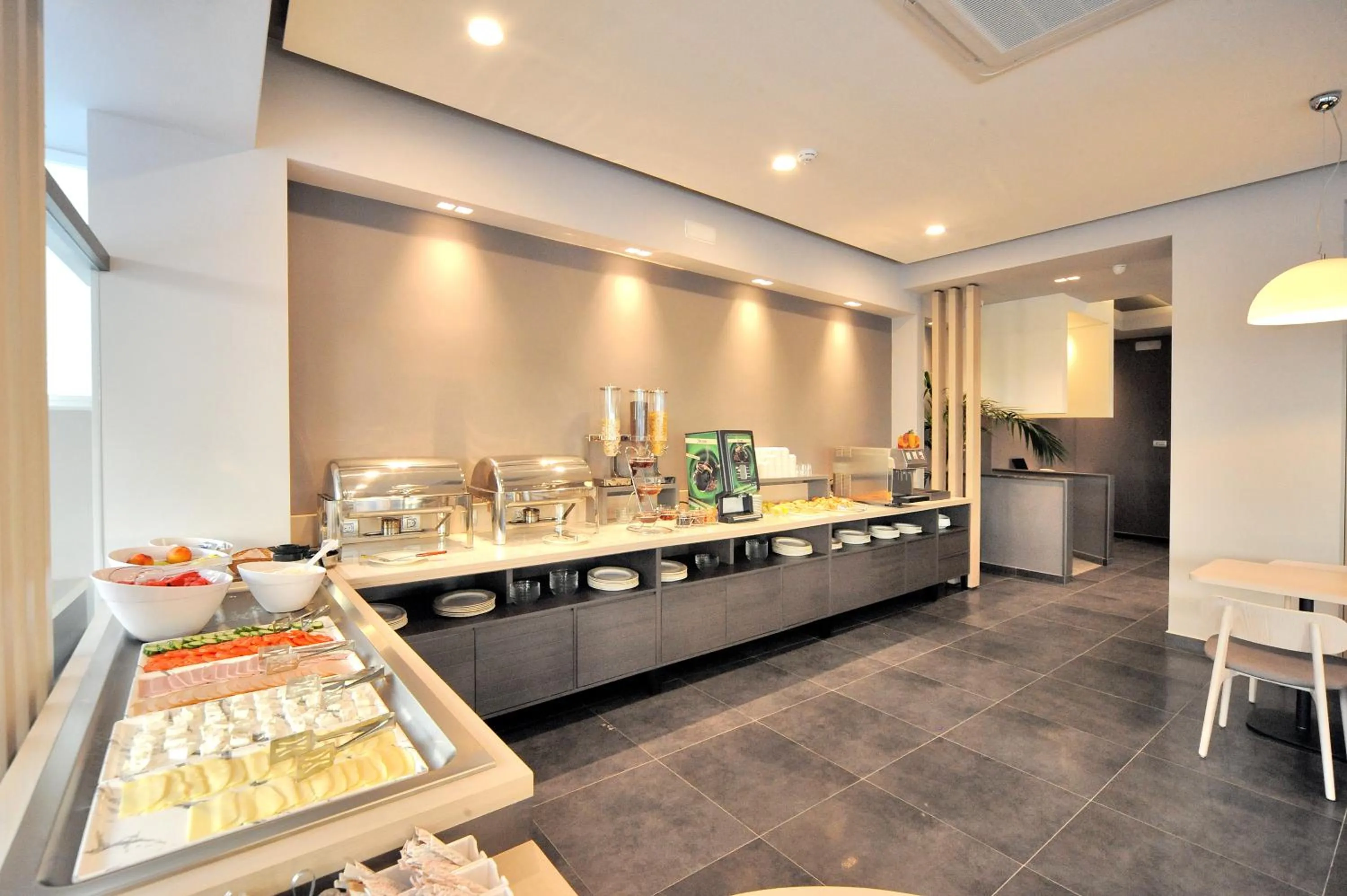 Restaurant/places to eat in Astron Suites & Apartments