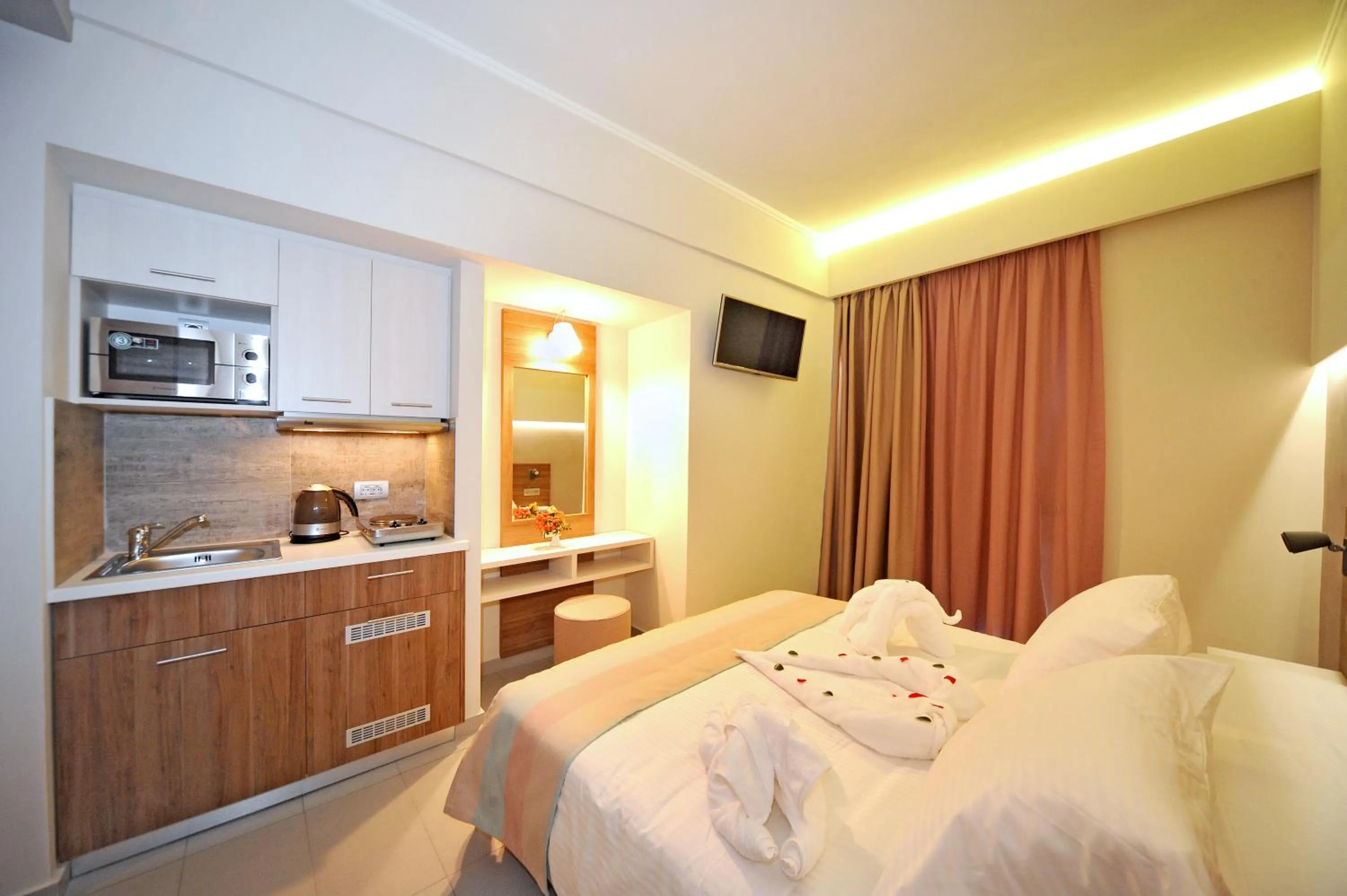 TV and multimedia, Bed in Astron Suites & Apartments