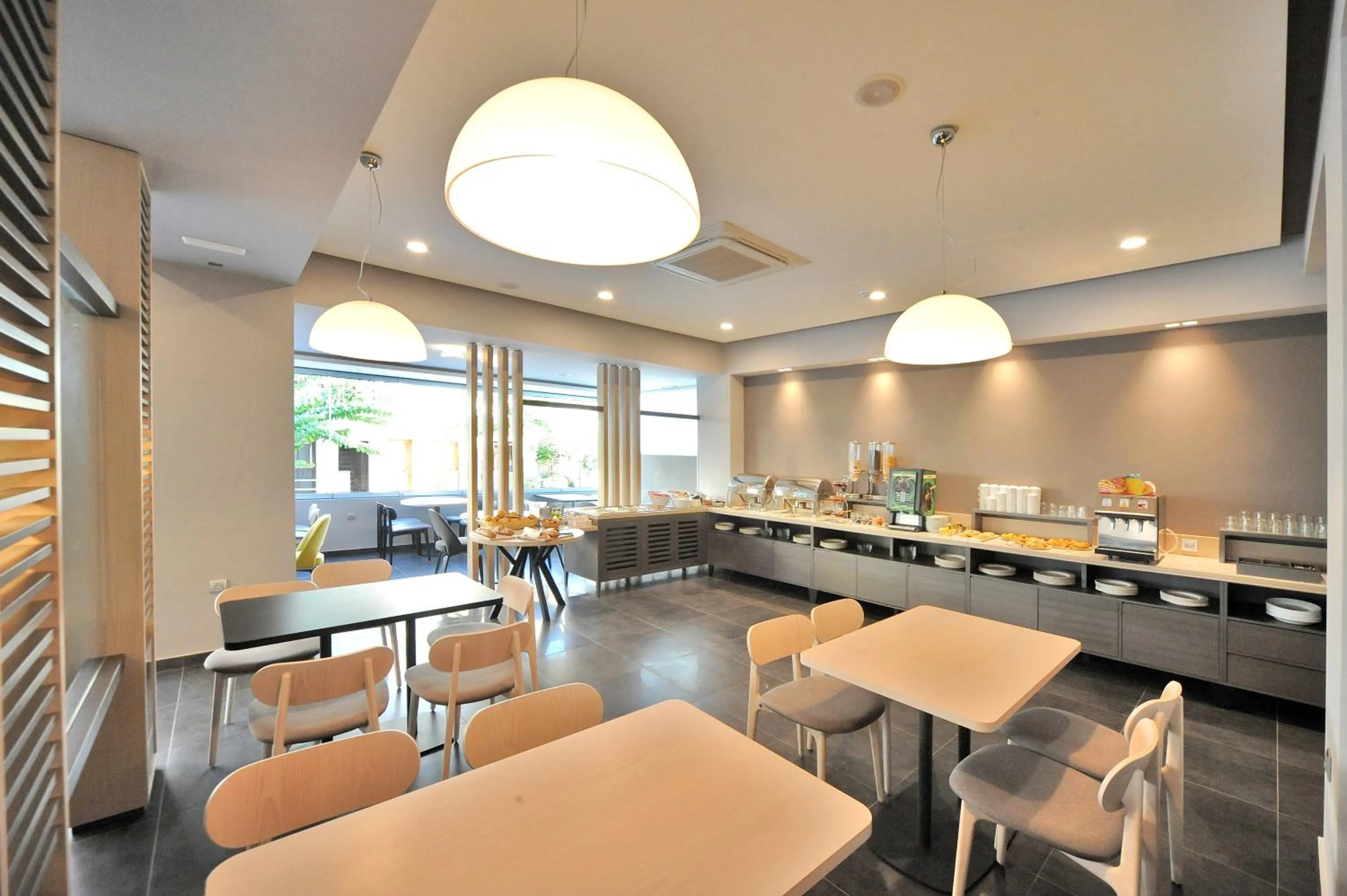 Restaurant/places to eat in Astron Suites & Apartments