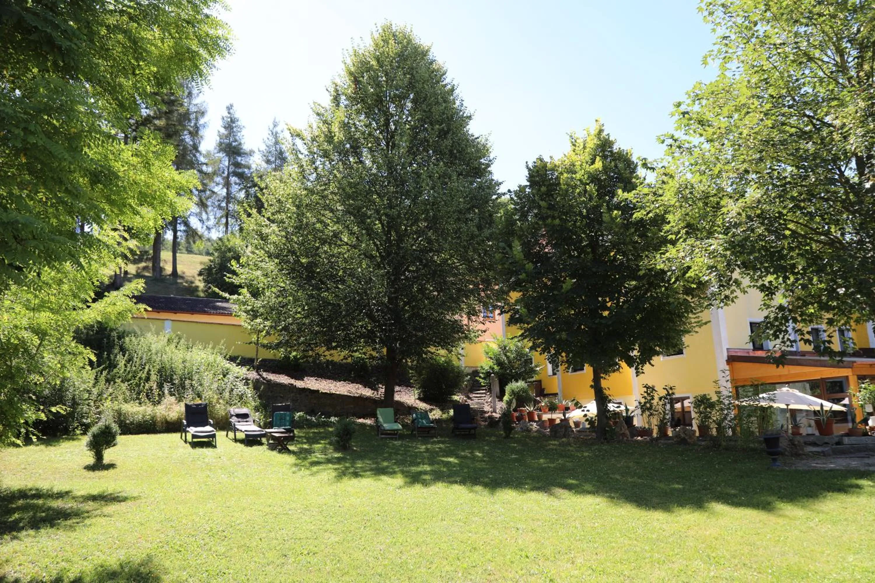 Garden in Hotel Schlossresidenz Heitzenhofen