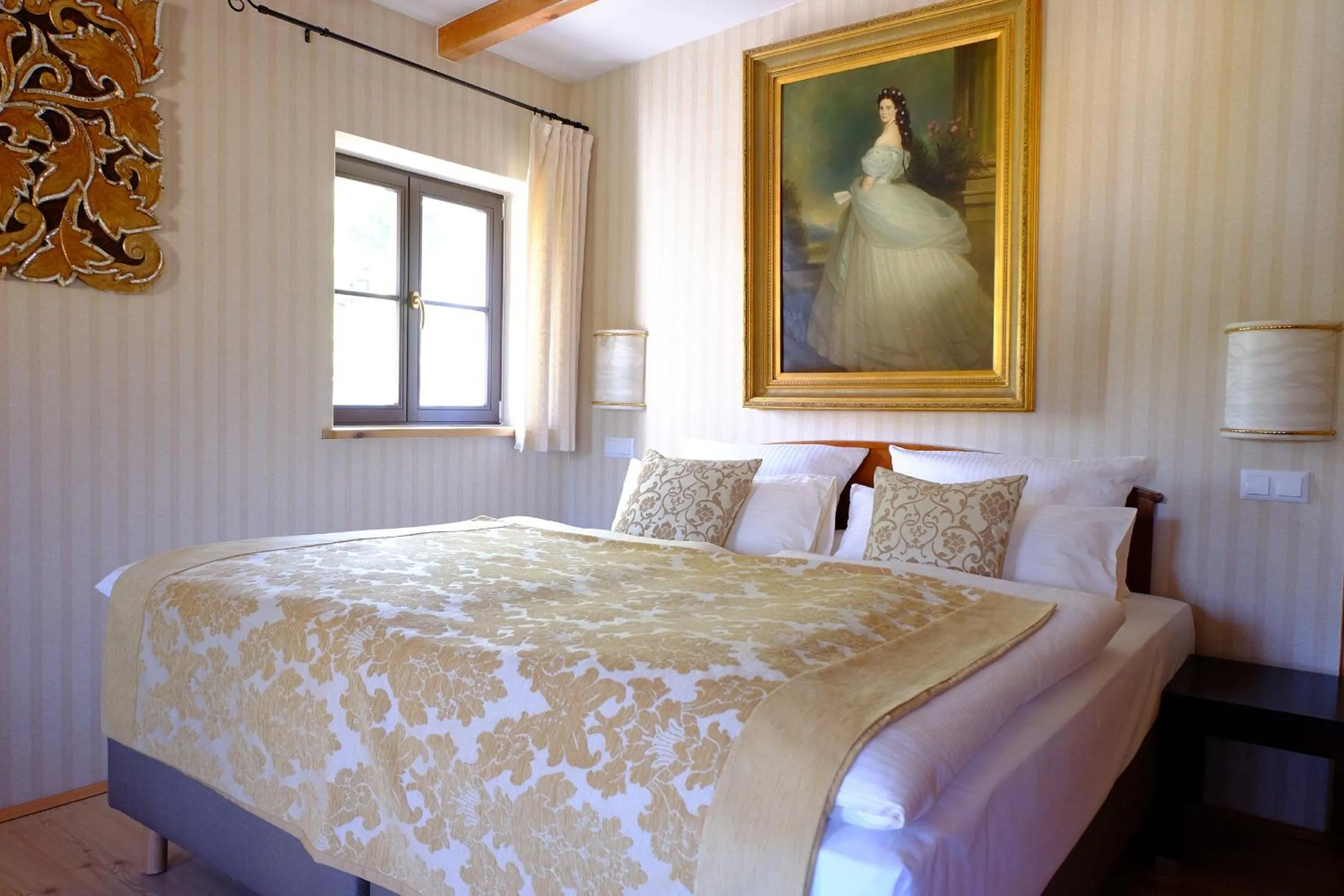 Photo of the whole room, Bed in Hotel Schlossresidenz Heitzenhofen