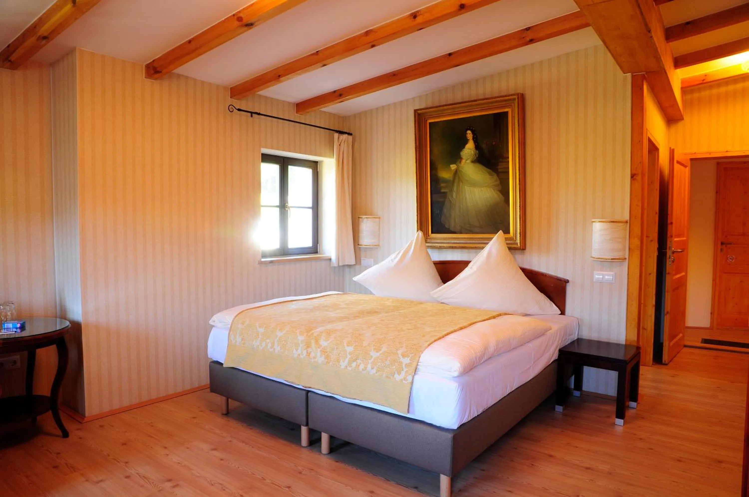 Photo of the whole room, Bed in Hotel Schlossresidenz Heitzenhofen