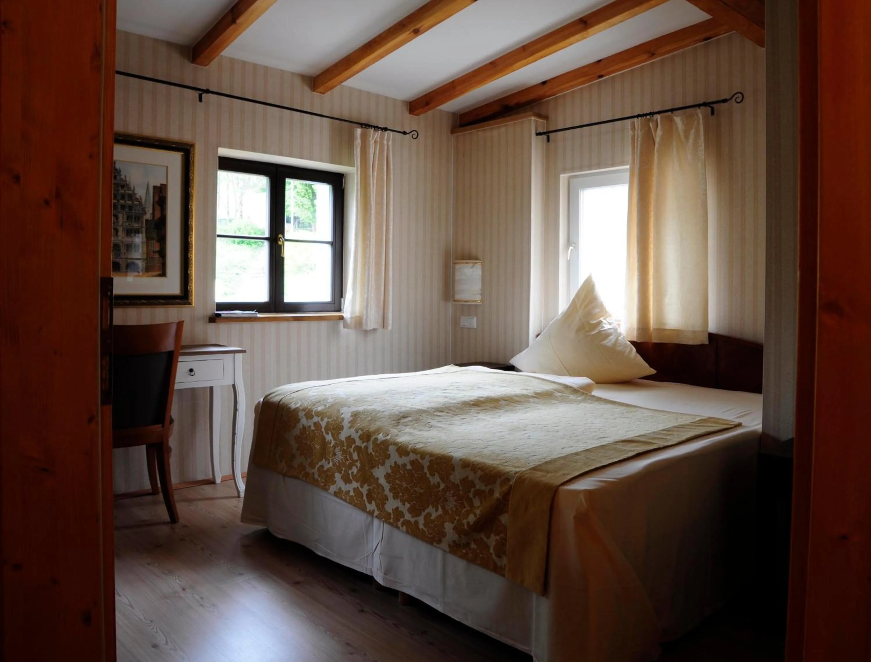 Photo of the whole room, Bed in Hotel Schlossresidenz Heitzenhofen