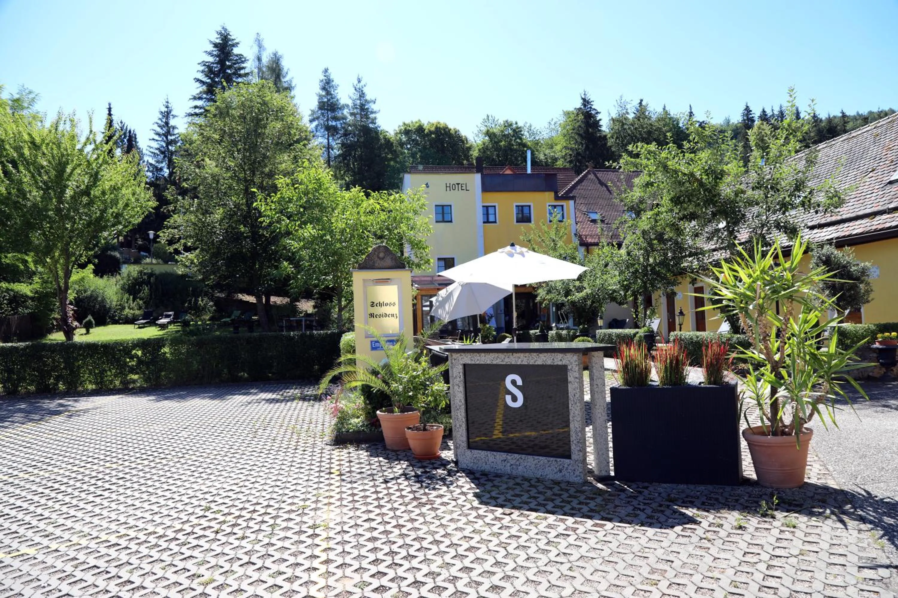 Parking in Hotel Schlossresidenz Heitzenhofen