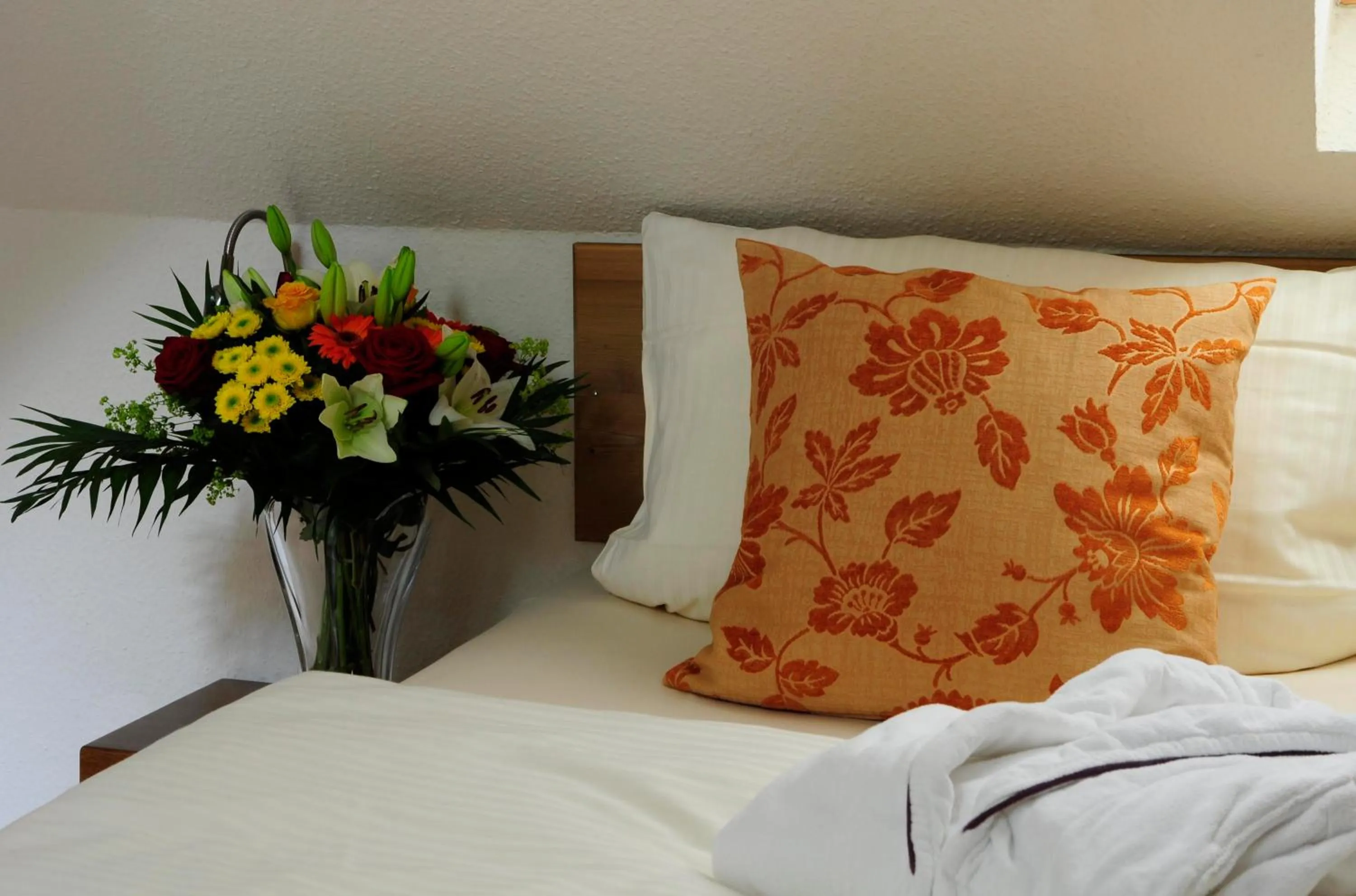 Decorative detail, Bed in Hotel Schlossresidenz Heitzenhofen