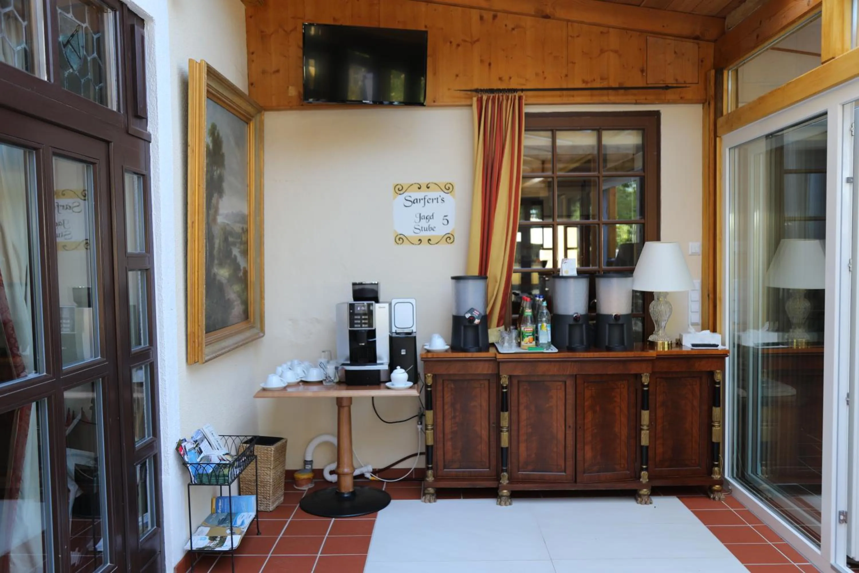 Coffee/tea facilities in Hotel Schlossresidenz Heitzenhofen