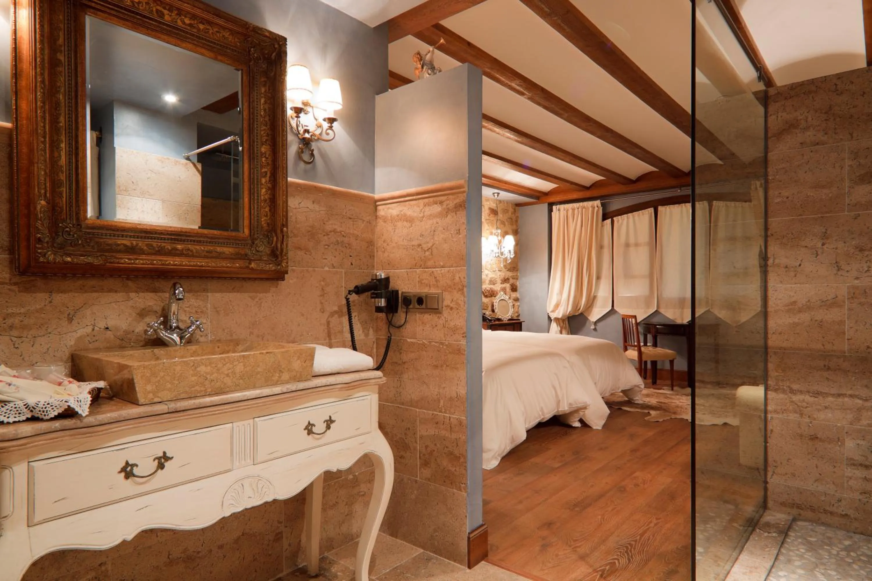 Photo of the whole room in Hospederia de los Parajes