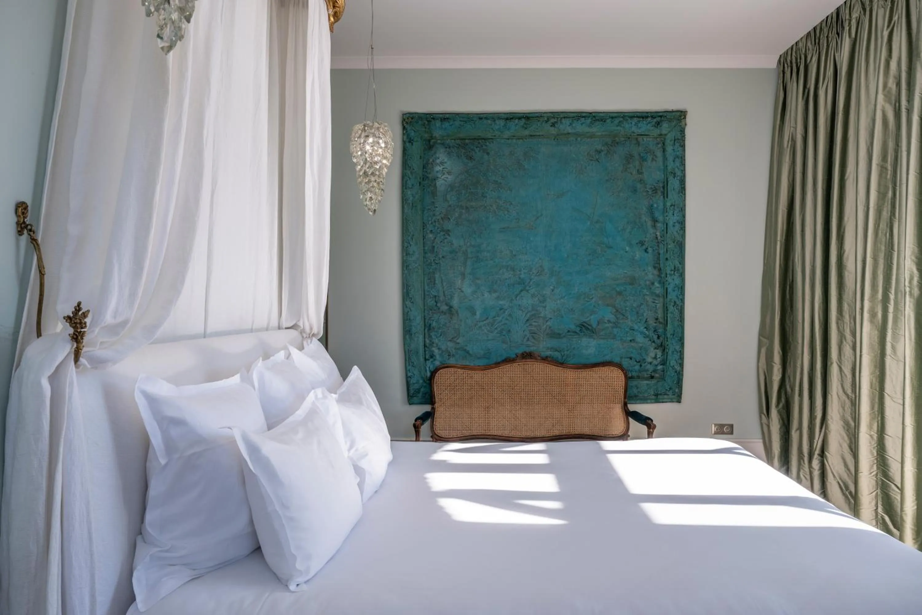 Bed in Chateau de Sacy