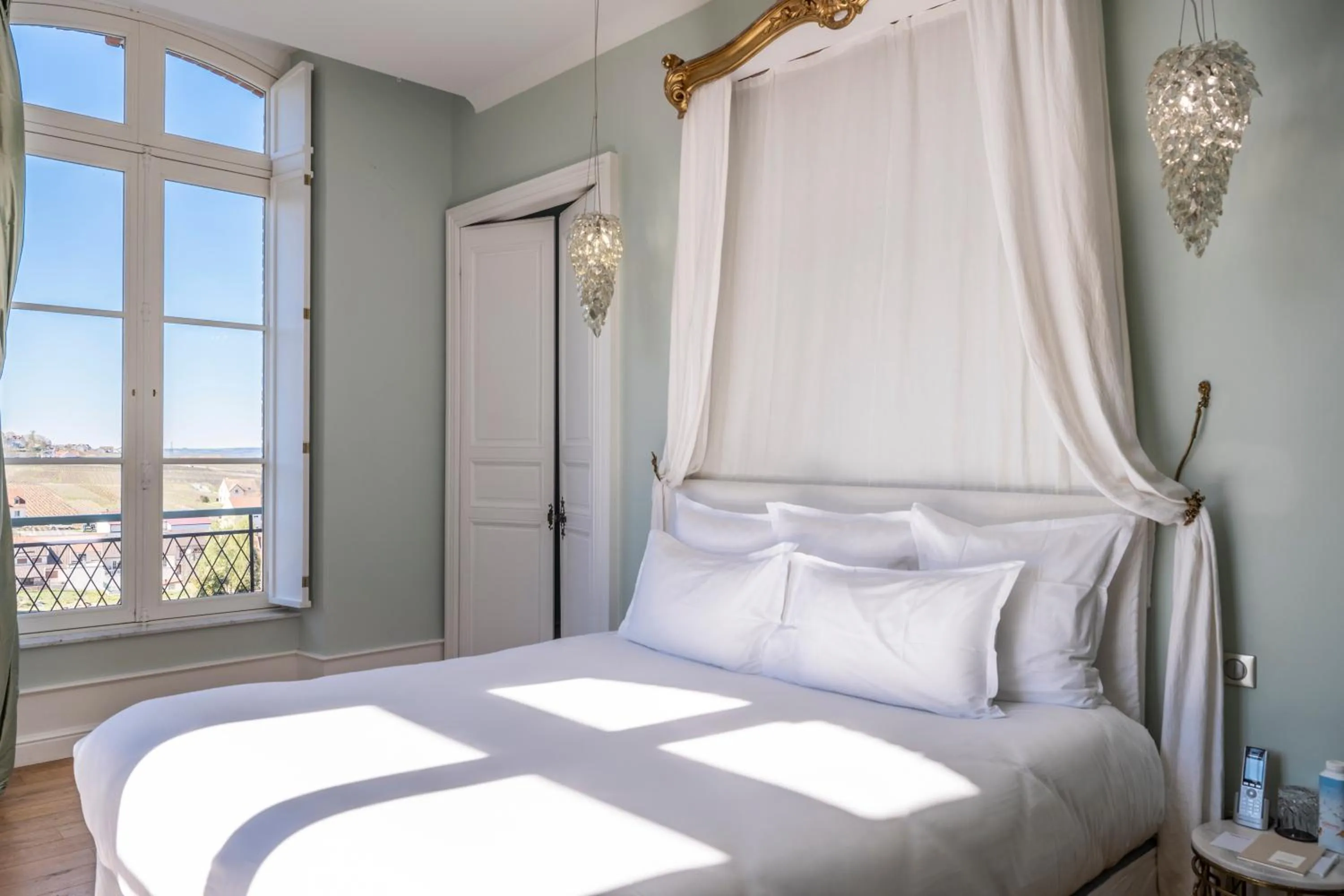 Bed in Chateau de Sacy