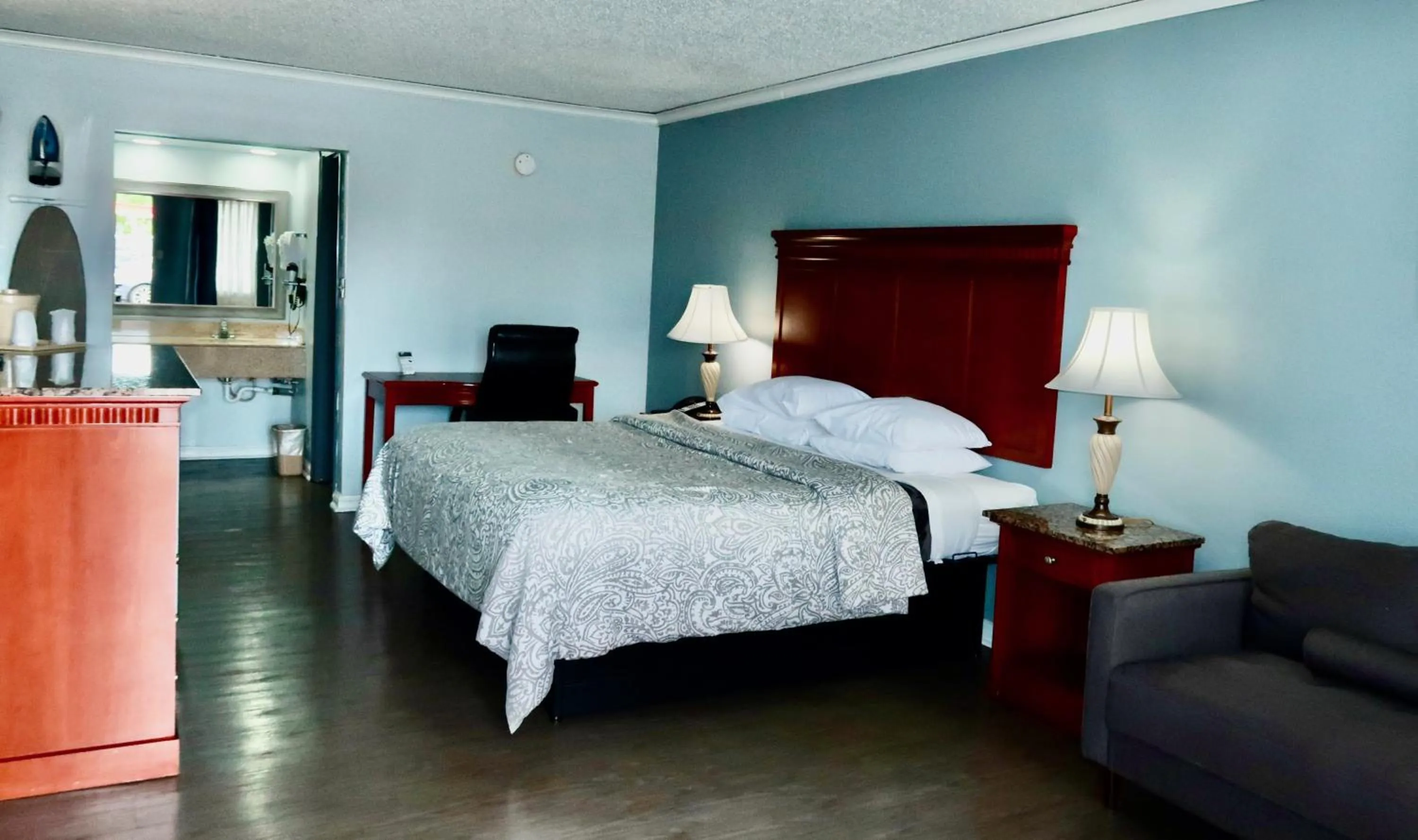 Photo of the whole room, Bed in Quarters Inn & Suites