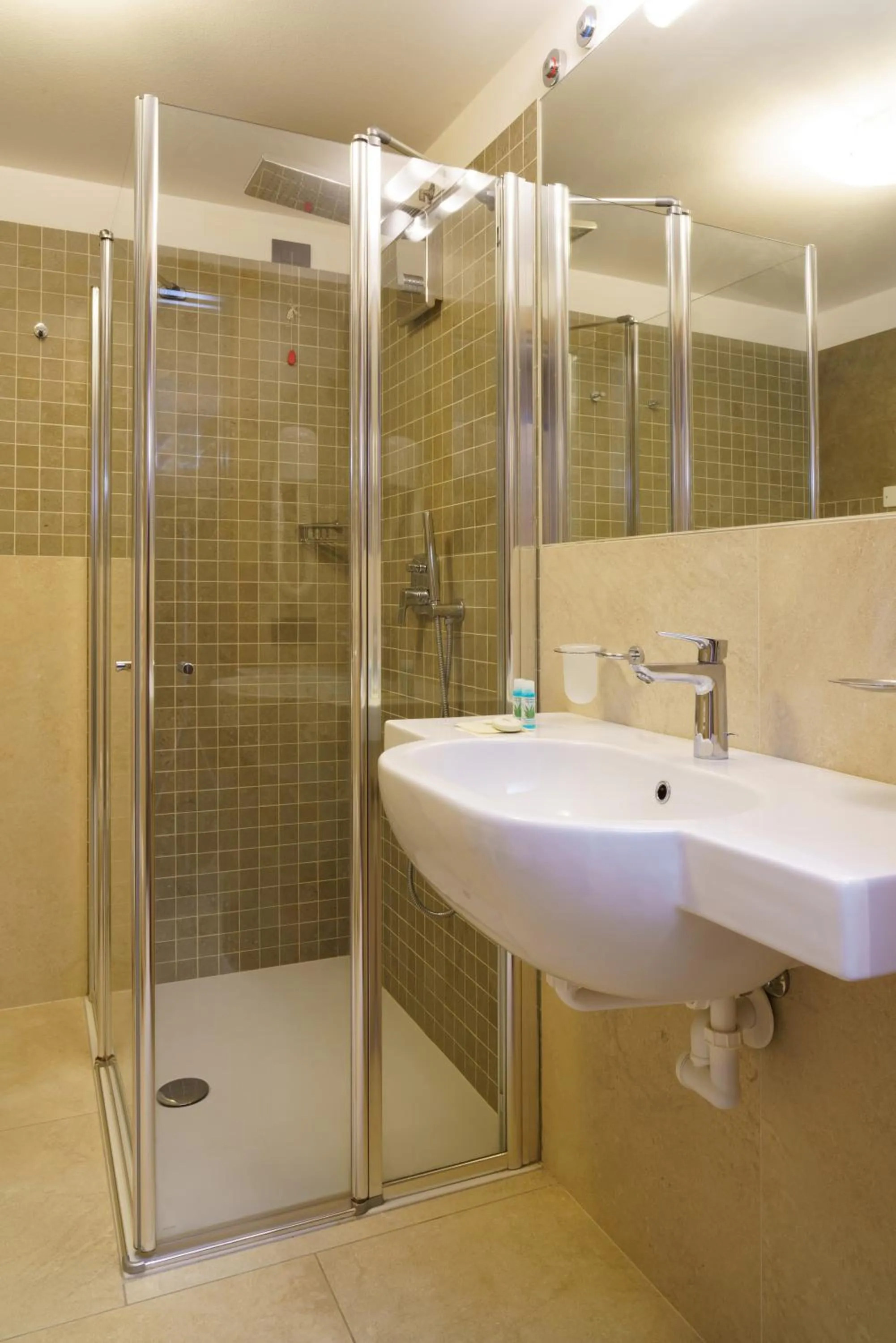 Shower in Hotel Bellevue