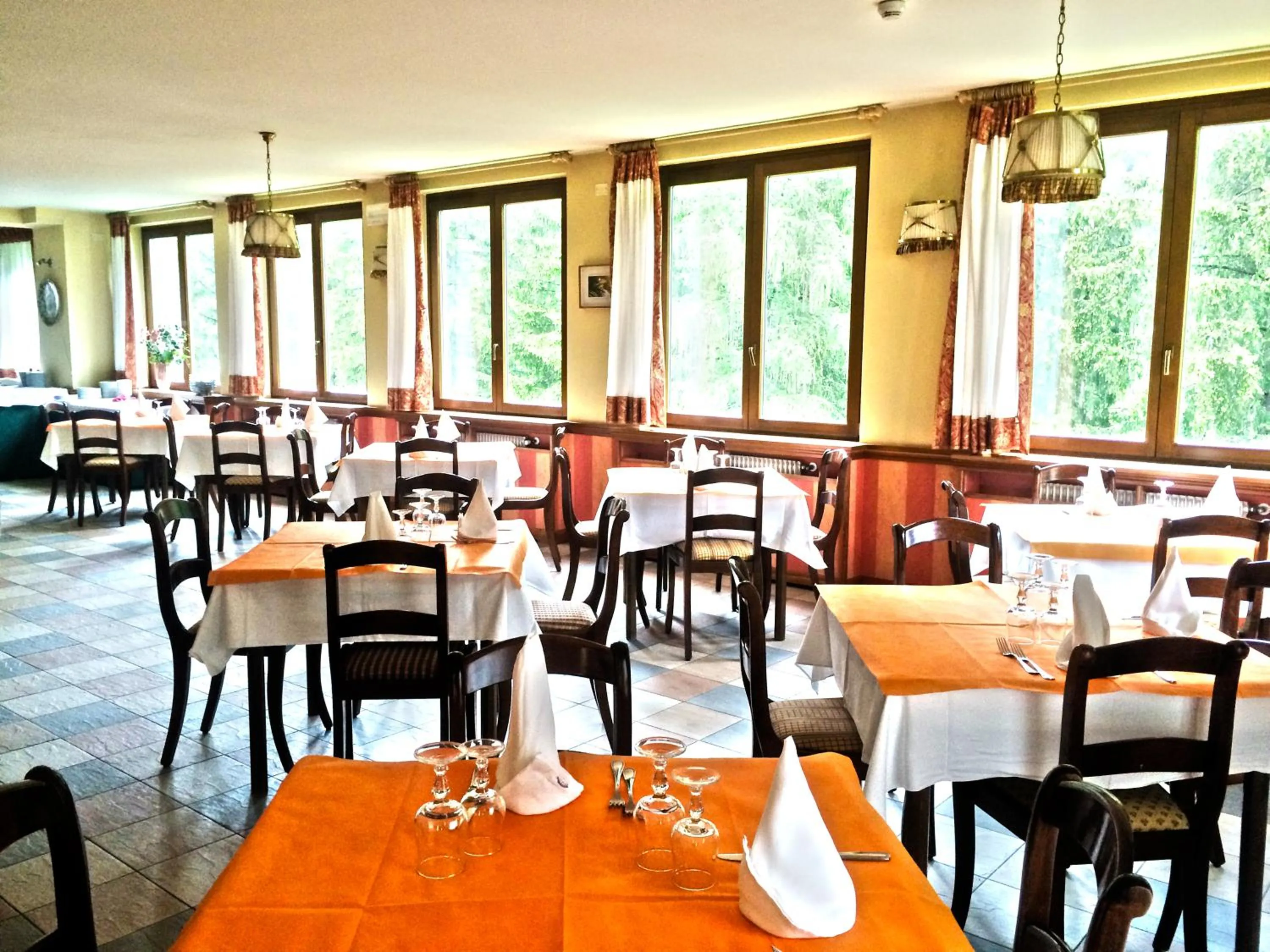 Restaurant/places to eat in IHR Hotel Villa Emma