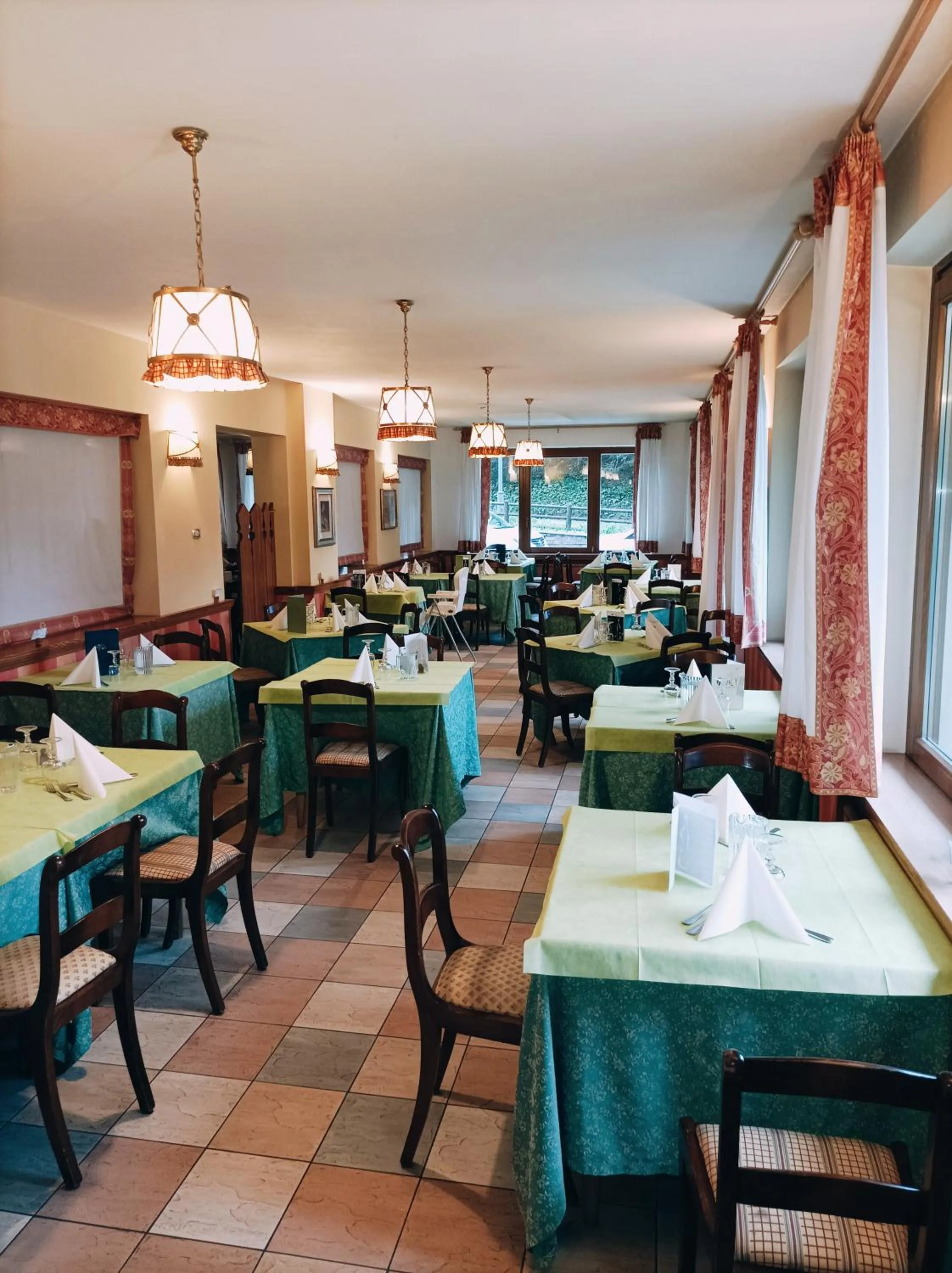 Restaurant/places to eat in IHR Hotel Villa Emma