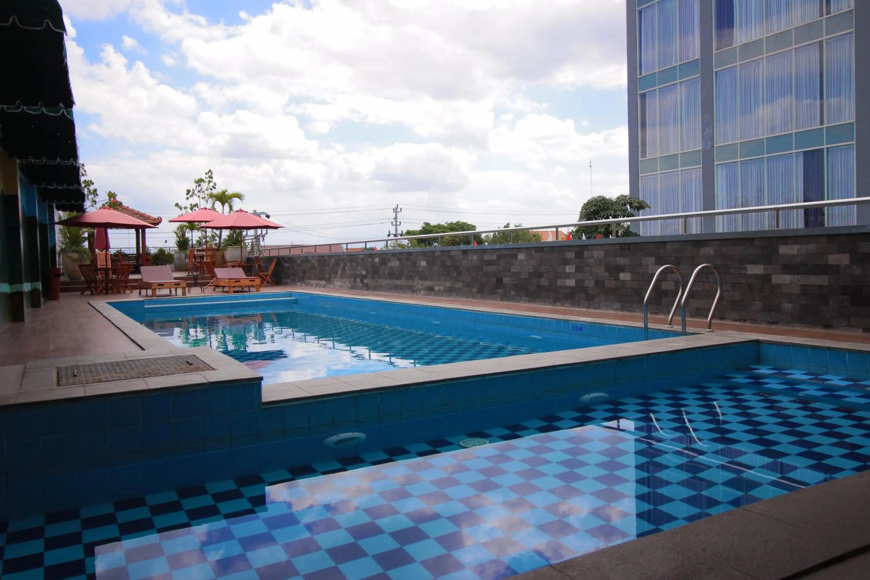 Swimming pool in Forriz Hotel Yogyakarta