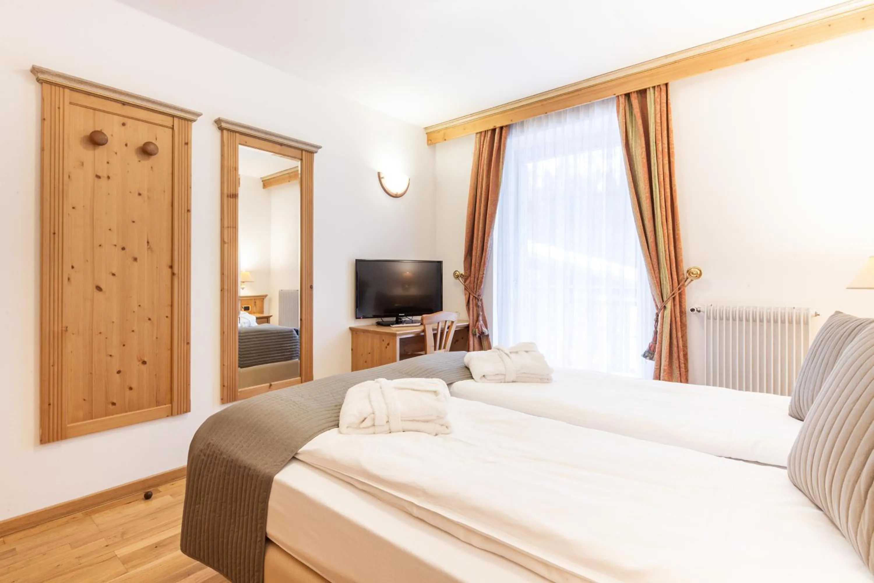 Photo of the whole room, Bed in Hotel Soreghes Gran Chalet