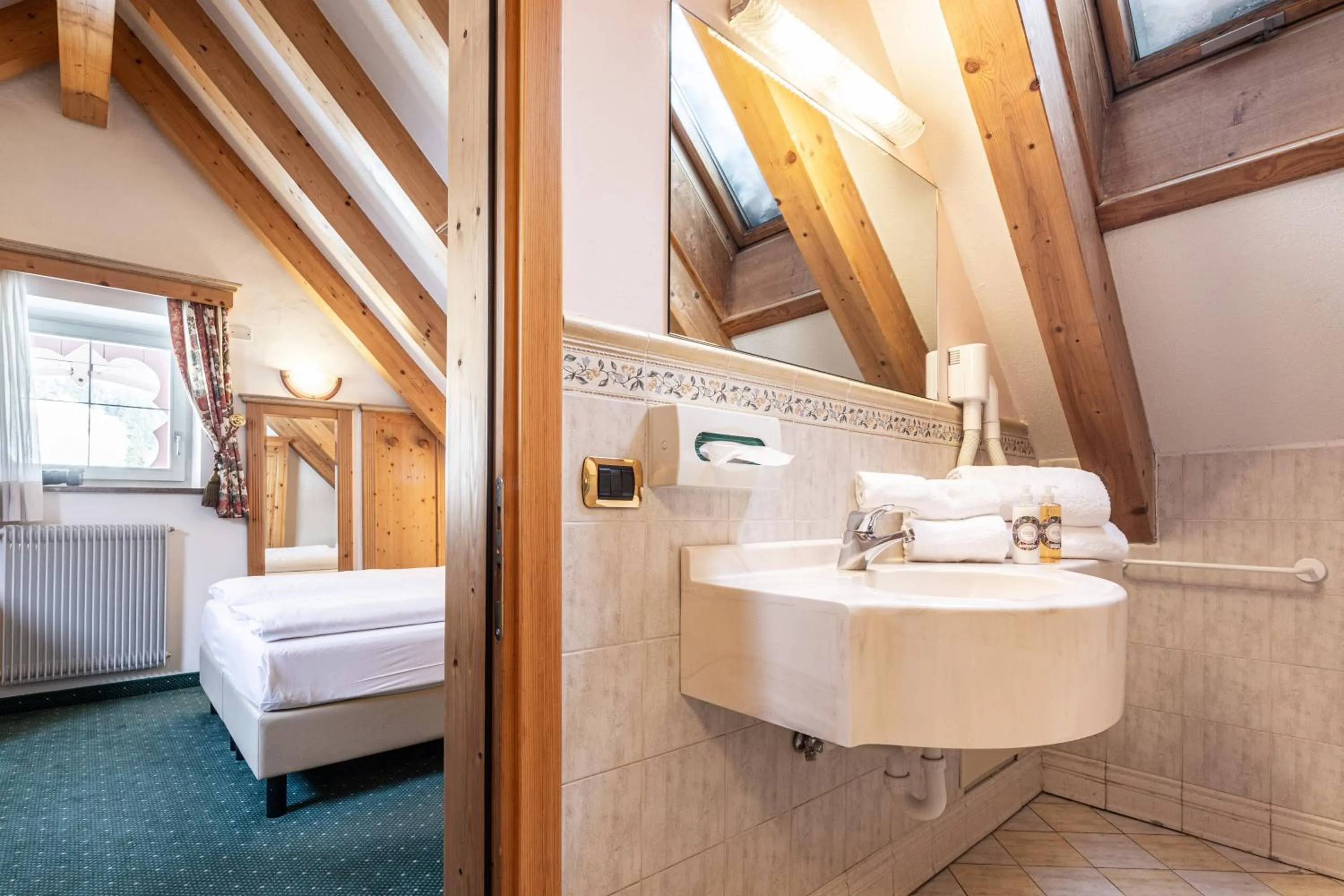 Bathroom, Bed in Hotel Soreghes Gran Chalet