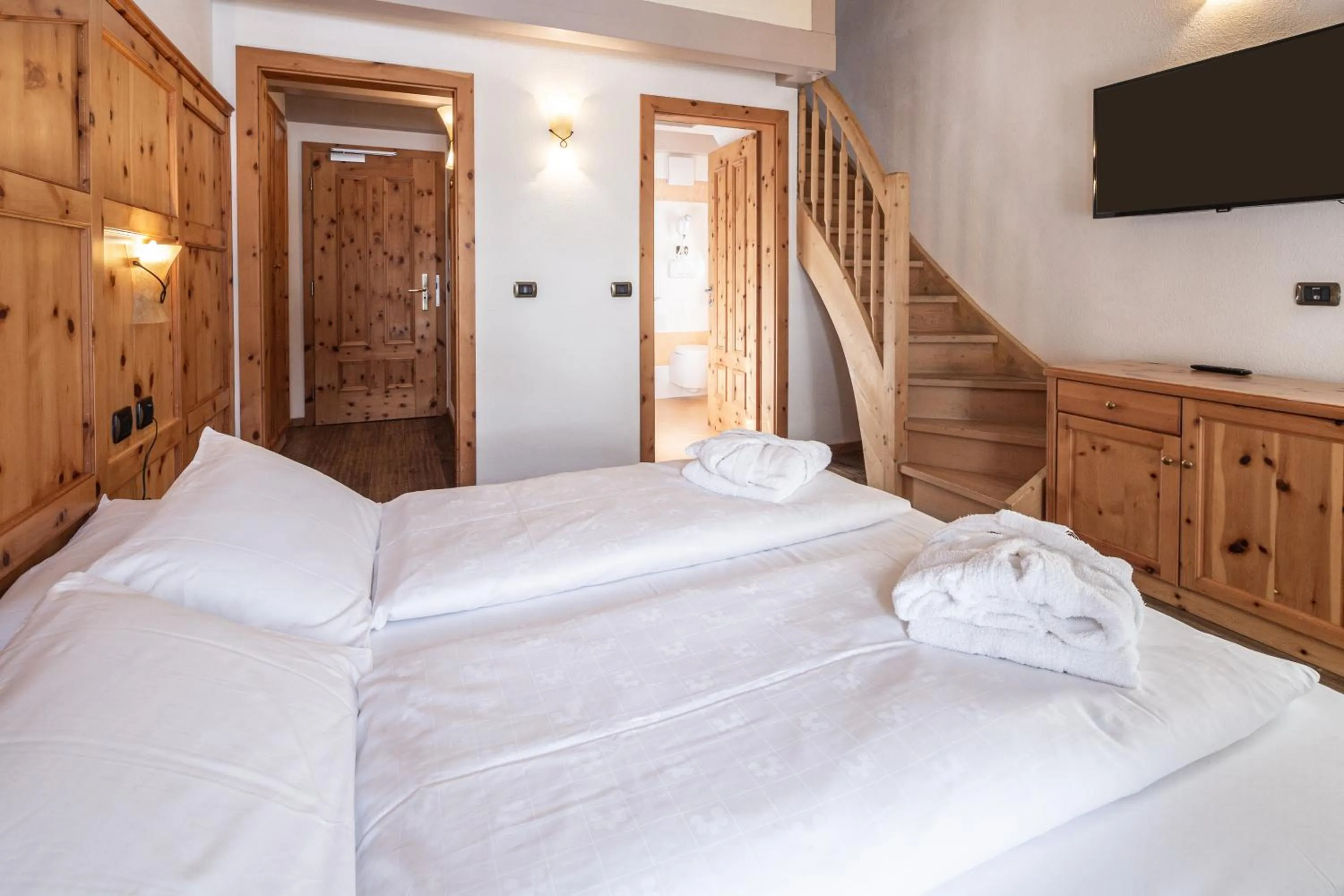 Photo of the whole room, Bed in Hotel Soreghes Gran Chalet