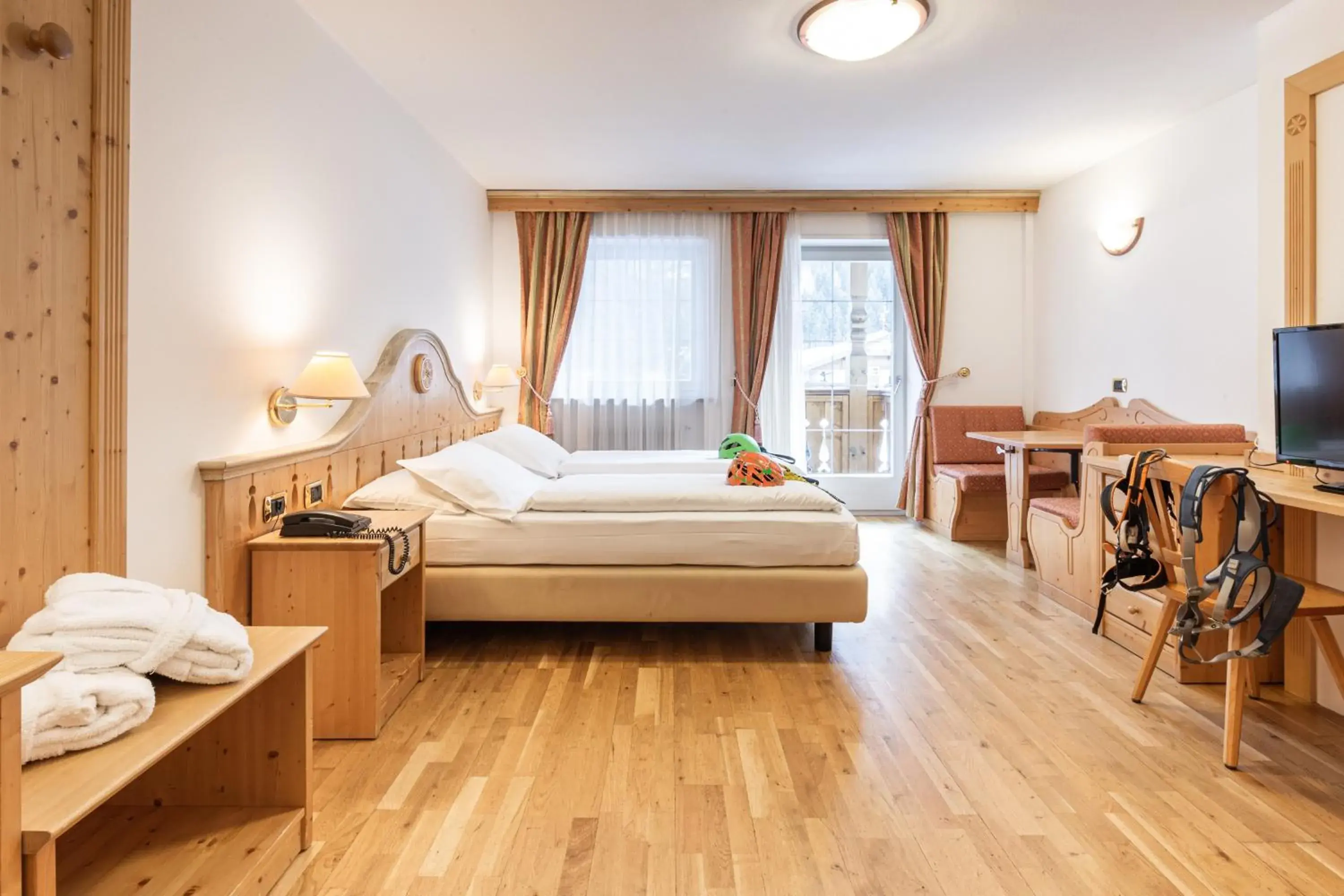 Superior Double or Twin Room with Mountain View in Hotel Soreghes Gran Chalet Superior Double or Twin Room with Mountain View in Hotel Soreghes Gran Chalet