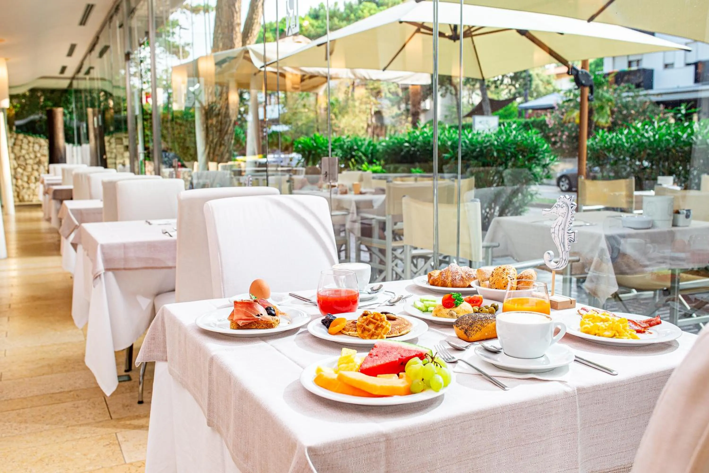 Restaurant/places to eat in Hotel Rex