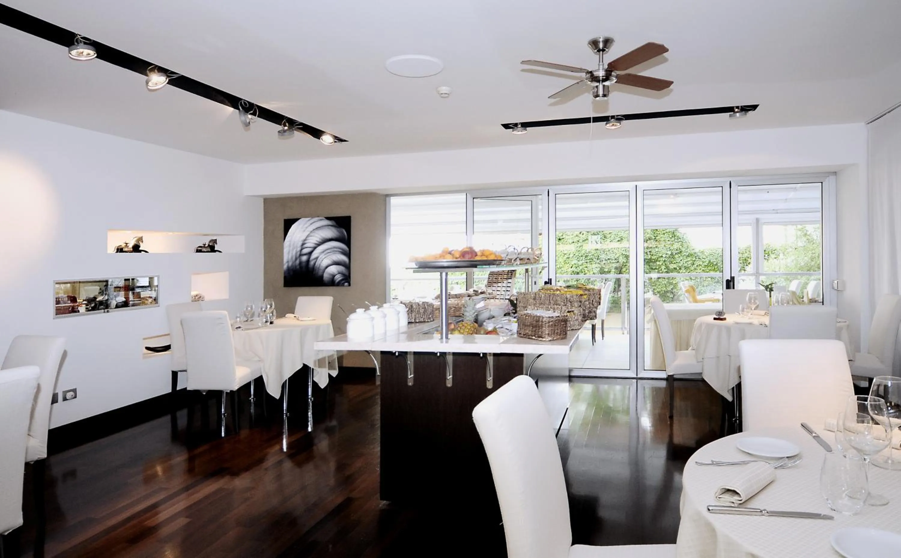 Restaurant/places to eat in Hotel Rex