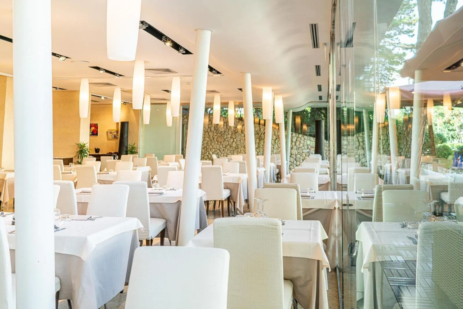 Restaurant/places to eat in Hotel Rex