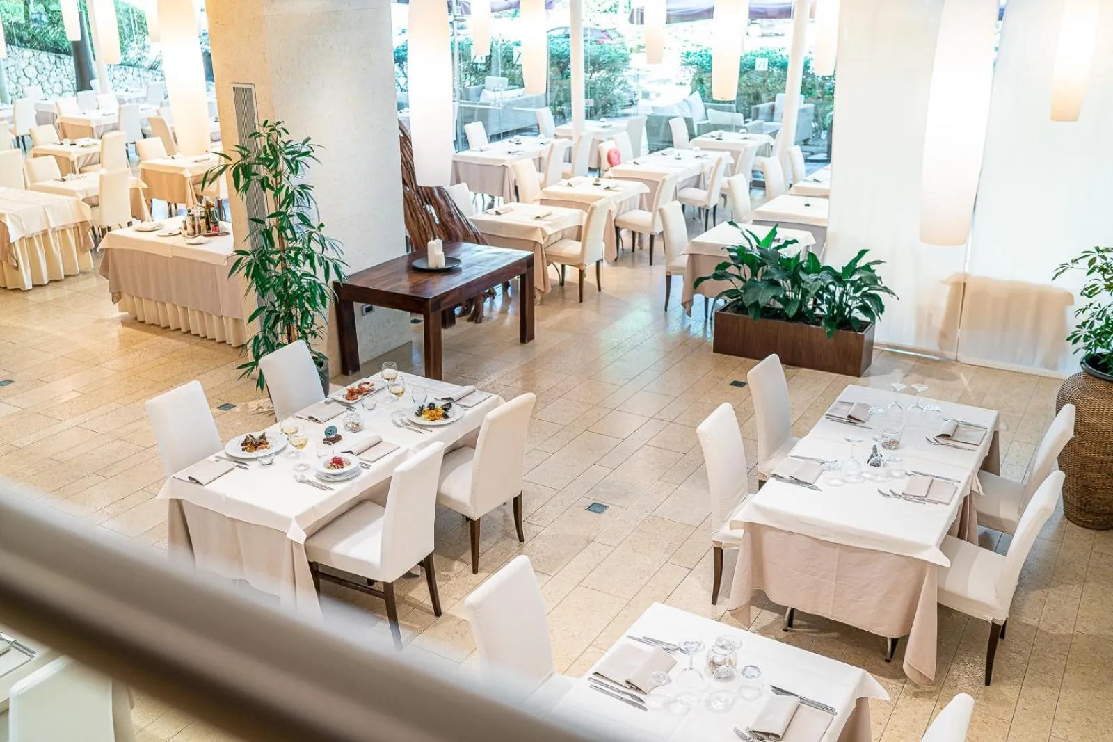 Restaurant/places to eat in Hotel Rex