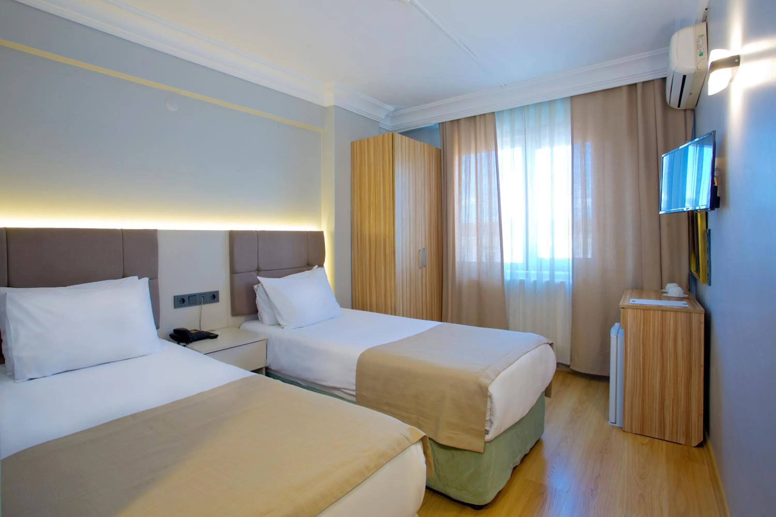 Bedroom, Bed in Grand Ant Hotel