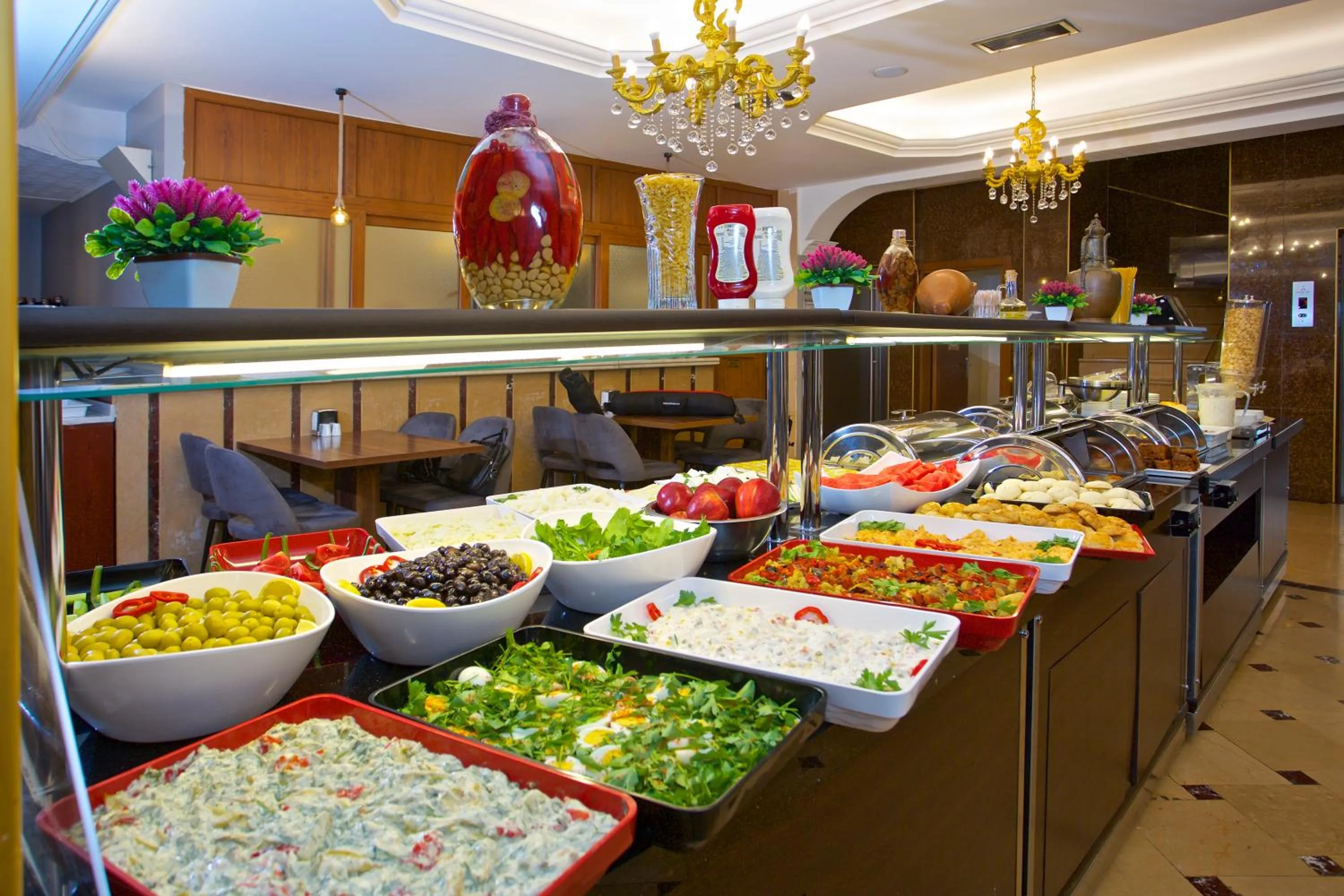 Restaurant/places to eat in Grand Ant Hotel